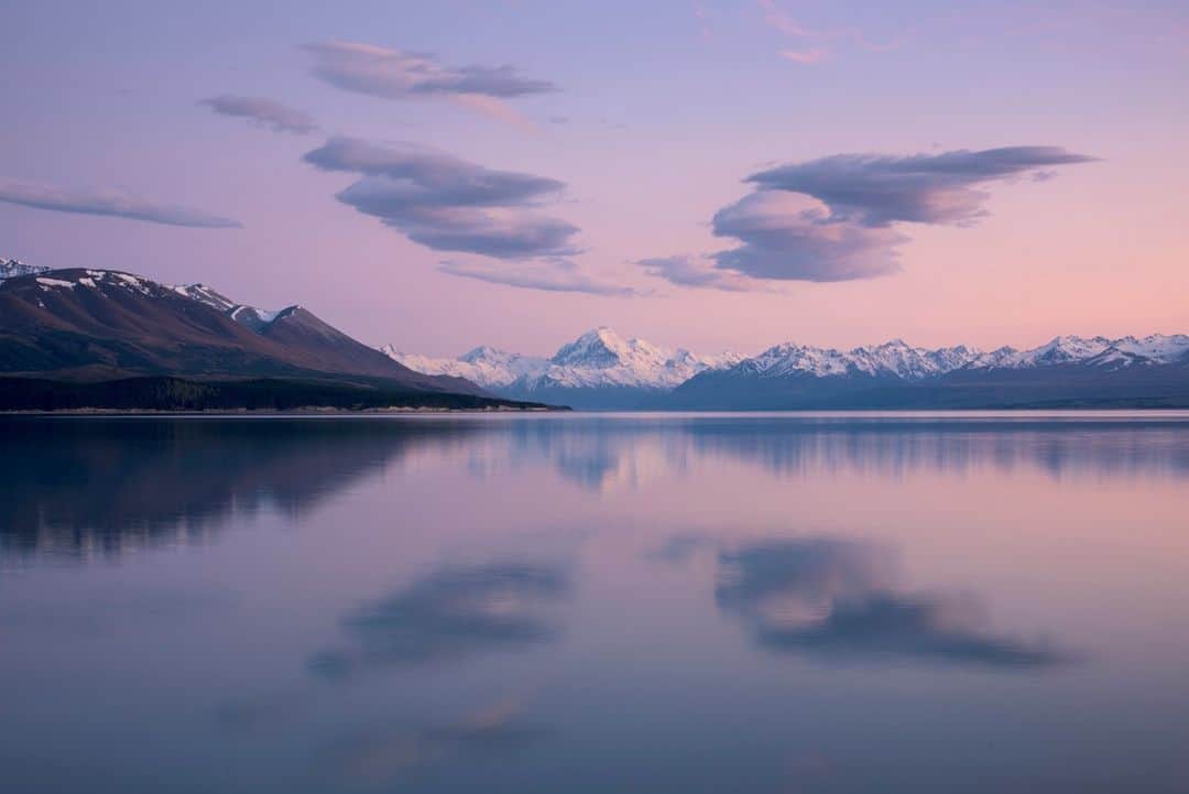 National Geographic Travelのインスタグラム：「Photo by @michaelmelford | The South Island of New Zealand is one of those special places in the world that never disappoints. I captured this view during a springtime sunrise while looking west toward Aoraki (Mount Cook), which rises 12,316 feet (3,754 meters). Sir Edmund Hillary trained here for his epic climb of Mount Everest, which stands more than 29,000 feet high (8,800 meters). The clouds in New Zealand are always amazing—often being lenticular because of high winds passing over the Southern Alps. #newzealand」