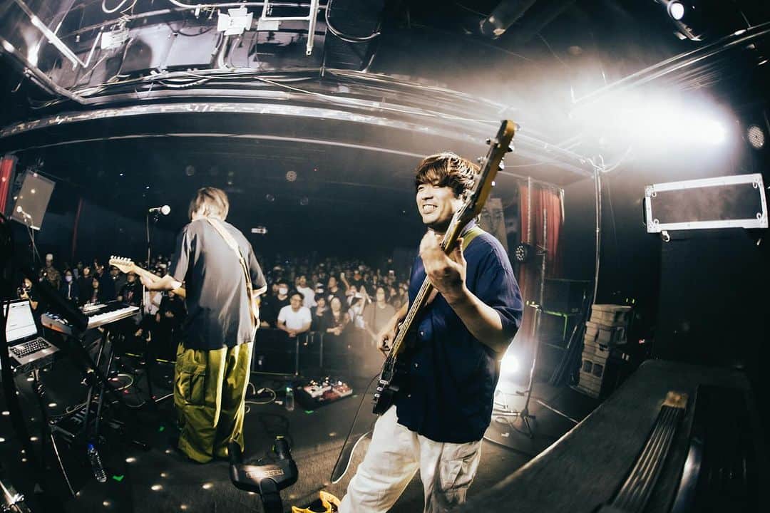 井澤惇さんのインスタグラム写真 - (井澤惇Instagram)「RUSH BALL in 台湾 on the ROAD with FRIENDSHIP.  パンデミック以降初めての海外。  正直この数年間のブランクが不安だったけど、待ってくれてた台湾の人達の熱量にめっちゃ力が入ったライブになった。  おかげで久々に首がムチウチになってます  また台湾いくね！ありがとう！！  photo by @103mc_milkgreen」12月17日 10時58分 - bass138