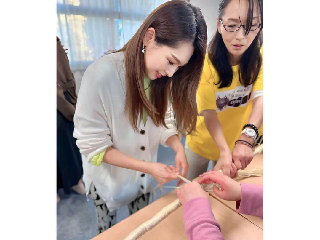 田中里依奈さんのインスタグラム写真 - (田中里依奈Instagram)「. 浅草神社⛩️ 国産の精麻で鳥居のしめ縄を作るイベントがあると伺い、参加してきました☺️ 貴重な体験をさせて頂きました🙏. 昔は、神社にかけられるしめ縄や鈴緒は、毎年収穫した農作物で手作りしていましたが、現在では既成のビニール製縄を購入する形に代わっているそうです。 近年、日本の伝統が薄れていく中で、こういった催しで沢山の人に興味を持ってもらって、古来から大切にしてしてきた伝統文化が復活していったら素敵だと思いました✨ 初めての方ばかりでしたが、とても素敵な方々で親切に優しく教えてくださり、仲良くしてくださりありがとうございました🙏 地元の長野、戸隠でもできたらいいな🙌 . #浅草神社#三社様#浅草#しめ縄#麻のしめ縄#奉納 #しめ縄作り#日本麻結#神社好き#日本の伝統#精麻 #伝統文化の継承 #国産の麻#ありがとうございました」12月17日 2時21分 - riina_tanaka