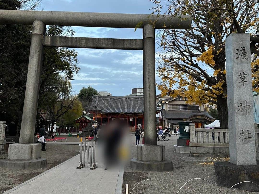 田中里依奈さんのインスタグラム写真 - (田中里依奈Instagram)「. 浅草神社⛩️ 国産の精麻で鳥居のしめ縄を作るイベントがあると伺い、参加してきました☺️ 貴重な体験をさせて頂きました🙏. 昔は、神社にかけられるしめ縄や鈴緒は、毎年収穫した農作物で手作りしていましたが、現在では既成のビニール製縄を購入する形に代わっているそうです。 近年、日本の伝統が薄れていく中で、こういった催しで沢山の人に興味を持ってもらって、古来から大切にしてしてきた伝統文化が復活していったら素敵だと思いました✨ 初めての方ばかりでしたが、とても素敵な方々で親切に優しく教えてくださり、仲良くしてくださりありがとうございました🙏 地元の長野、戸隠でもできたらいいな🙌 . #浅草神社#三社様#浅草#しめ縄#麻のしめ縄#奉納 #しめ縄作り#日本麻結#神社好き#日本の伝統#精麻 #伝統文化の継承 #国産の麻#ありがとうございました」12月17日 2時21分 - riina_tanaka