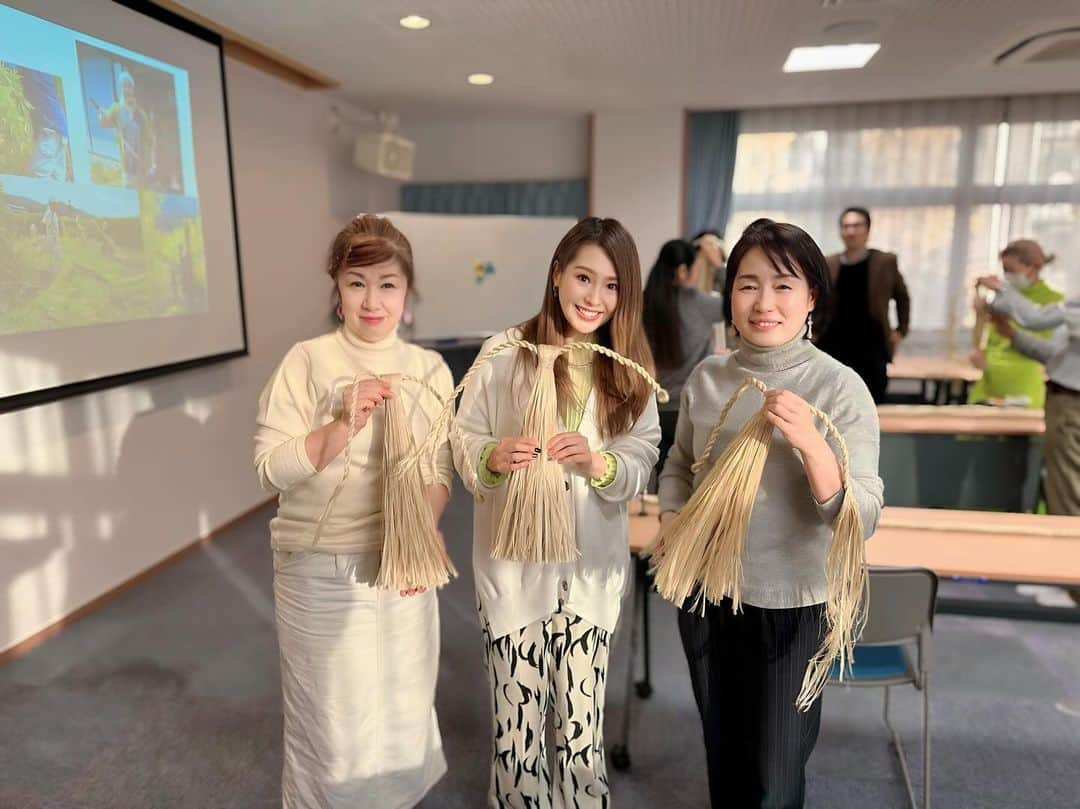 田中里依奈のインスタグラム：「. 浅草神社⛩️ 国産の精麻で鳥居のしめ縄を作るイベントがあると伺い、参加してきました☺️ 貴重な体験をさせて頂きました🙏. 昔は、神社にかけられるしめ縄や鈴緒は、毎年収穫した農作物で手作りしていましたが、現在では既成のビニール製縄を購入する形に代わっているそうです。 近年、日本の伝統が薄れていく中で、こういった催しで沢山の人に興味を持ってもらって、古来から大切にしてしてきた伝統文化が復活していったら素敵だと思いました✨ 初めての方ばかりでしたが、とても素敵な方々で親切に優しく教えてくださり、仲良くしてくださりありがとうございました🙏 地元の長野、戸隠でもできたらいいな🙌 . #浅草神社#三社様#浅草#しめ縄#麻のしめ縄#奉納 #しめ縄作り#日本麻結#神社好き#日本の伝統#精麻 #伝統文化の継承 #国産の麻#ありがとうございました」