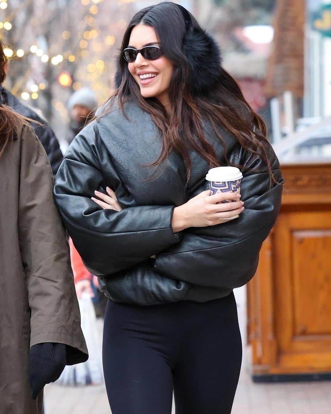 Just Jaredさんのインスタグラム写真 - (Just JaredInstagram)「Kendall Jenner stops for coffee while enjoying a day out with a friend in Aspen. #KendallJenner Photos: Backgrid」12月17日 2時39分 - justjared