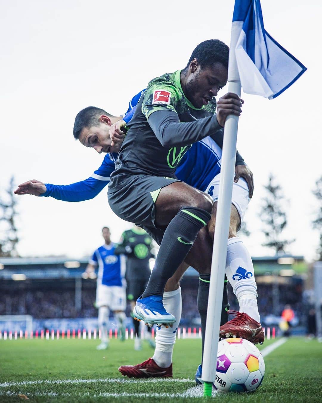 ブンデスリーガのインスタグラム：「Protecting the points with 🔟-men and a corner flag! 👀  @RidleBaku | @VfL.Wolfsburg | #MD15 | #SVDWOB | #Bundesliga」