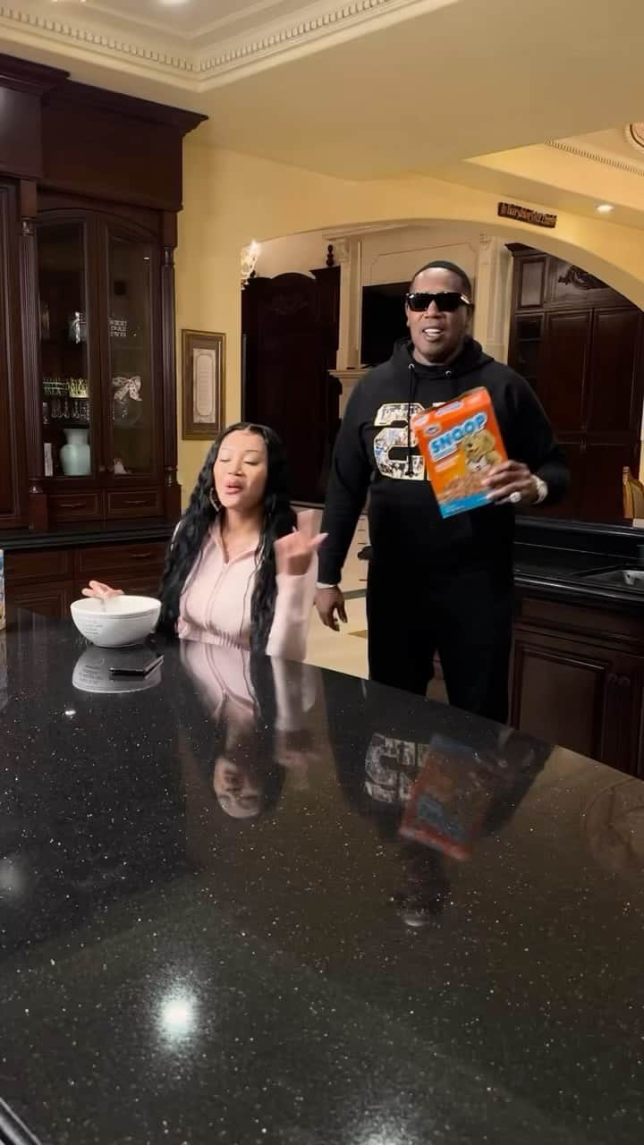 スヌープ・ドッグのインスタグラム：「Ain’t nothing but LOVE in @masterp kitchen with @cymphonique singing @keyshiacole @snoopcereal @amazon」