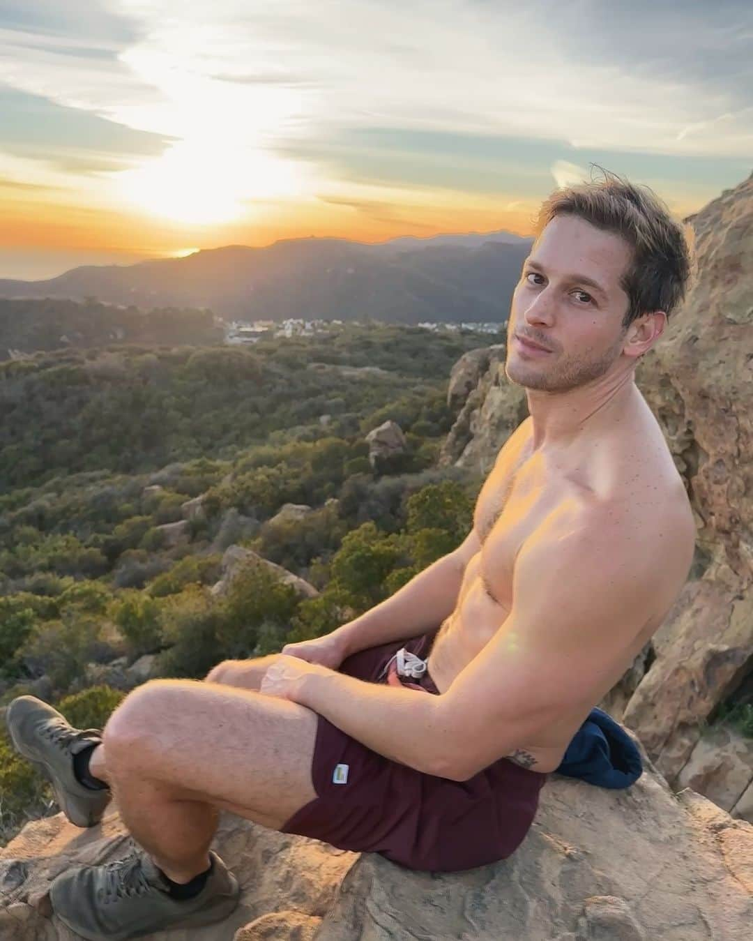 マックス・エマーソンさんのインスタグラム写真 - (マックス・エマーソンInstagram)「One hour into the hike and he gives you this look. 📸 @andrescamilo___」12月17日 2時48分 - maxisms