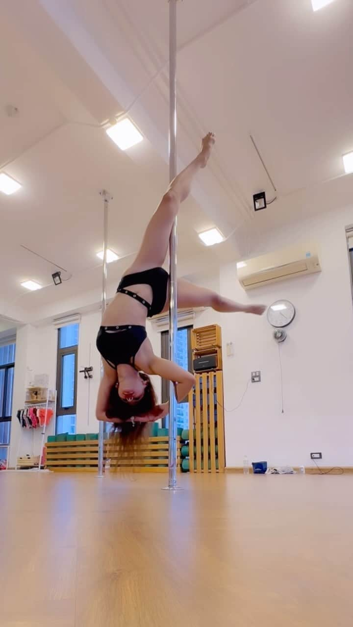 April Imanのインスタグラム：「I can’t get enough baby, won’t you take me higher?  . . . . #apriliman #poledance #poler #poledancer #poletrick #polewear #polefitness #strengthtraining #strongwomen #staystrong #flexibilitytraining #flexibilty #dancer #splits #pdsplits #pdtricks #pdflow #poleflow #poledancelife #hanoipolemania #polesplits #polewear #poleclothes #blackoutfit #invert #brassmonkey #upsidedown #pdvortex」