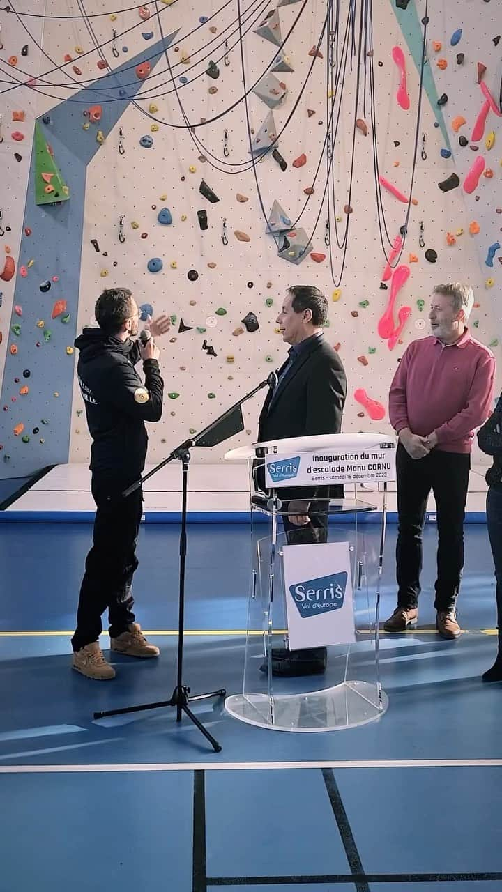 Manu Cornuのインスタグラム：「Inauguration du nouveau mur de la ville de Serris ce matin, très honoré d’avoir eu cette possibilité et cet accueil.  Merci à @etienne.pouchelet pour l’initiative, une belle suite entre l’encadrement il y a beaucoup d’années maintenant et cette opportunité aujourd’hui. 🙏  Merci à @villeserris et au club @escalade.reve , à vous de jouez pour faire briller ce mur et fabriquer nos champions de demain. 💪   A bientôt」