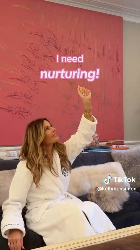 ケリー・キローレン・ベンサイモンのインスタグラム：「I need nurturing!!!  #kellyisms #RHONY #TheRealHousewivesUltimateGirlsTrip #INeedNurturing @peacock」