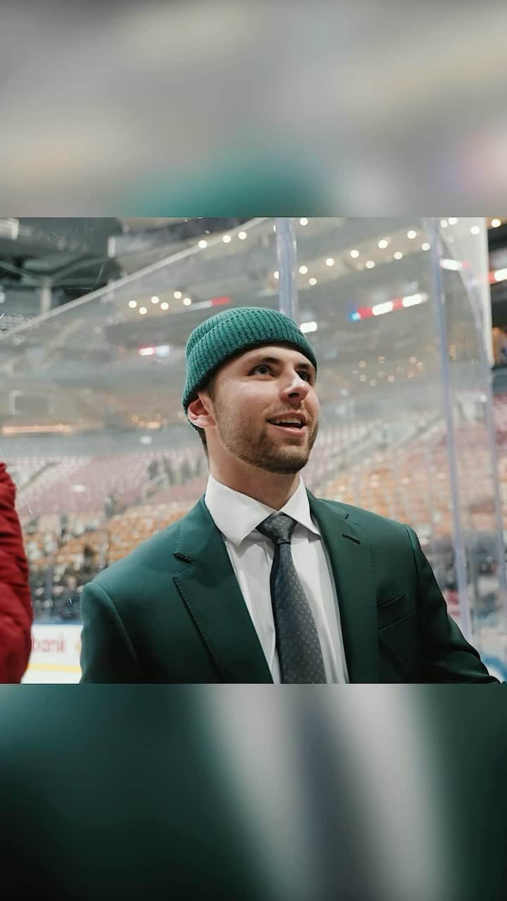NHLのインスタグラム：「Peep @adamfantilli’s reaction when he realized how many friends and family showed up to his first game in Toronto. 😂」