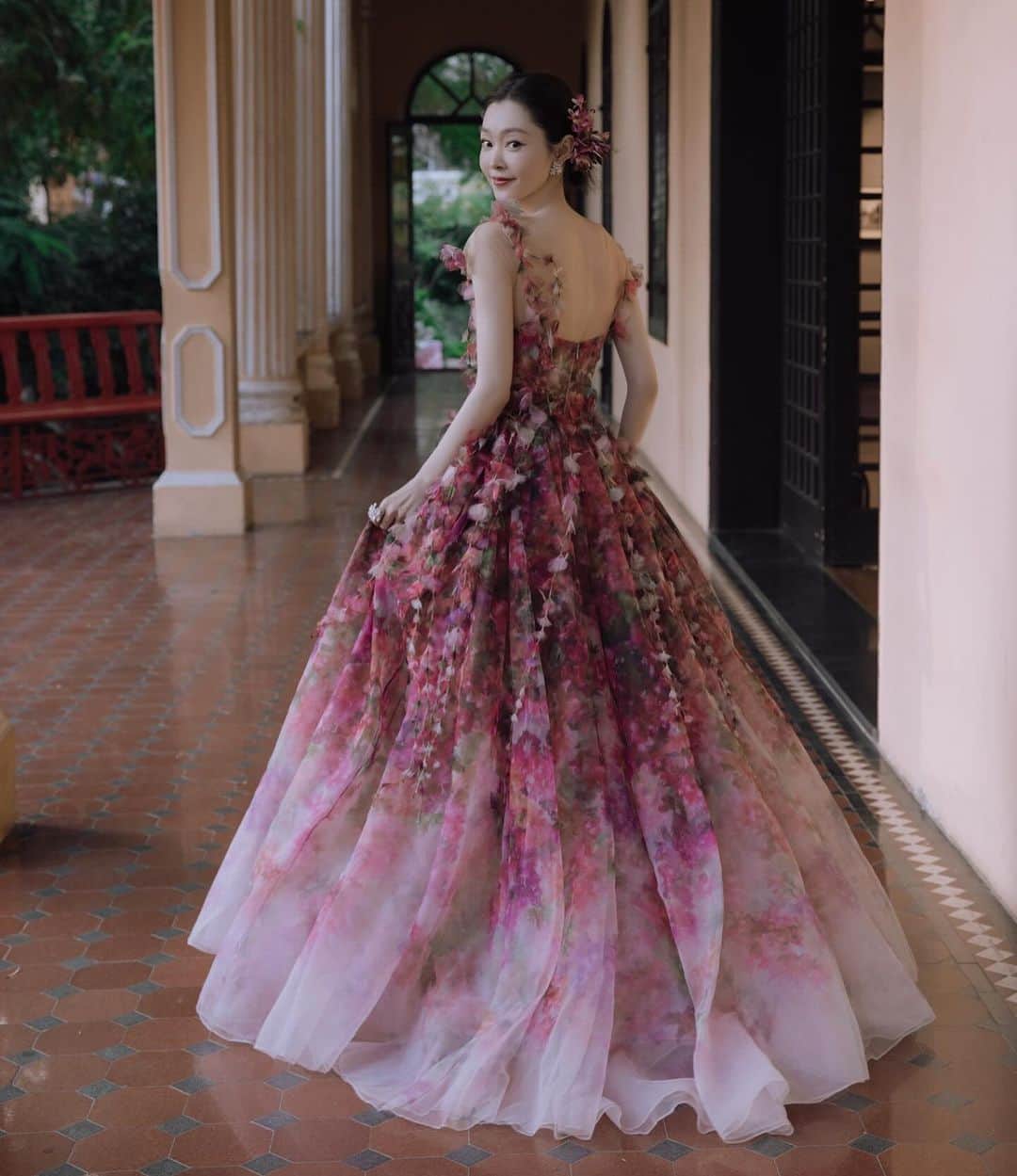 Marchesaのインスタグラム：「Beautiful @songyi1031 wearing Spring 2023 Marchesa to the iQiYi Awards Night in Macau. Styled by @nhuix.  #Marchesa #SS23Marchesa」