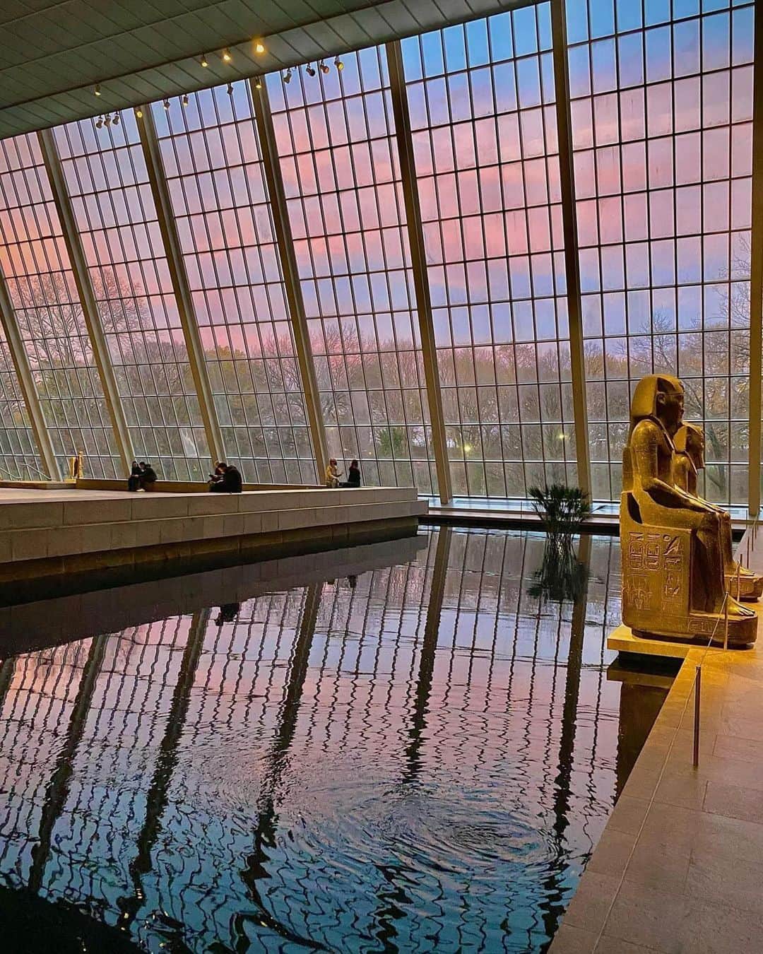 メトロポリタン美術館のインスタグラム：「Another December, another epic 4:30 pm sunset in the Temple of Dendur—stunningly captured by visitor @ren_mc. ✨   What’s your favorite space to visit at The Met in the winter? Share your #MetMoment—we love to see the Museum through your eyes ❤️📸」