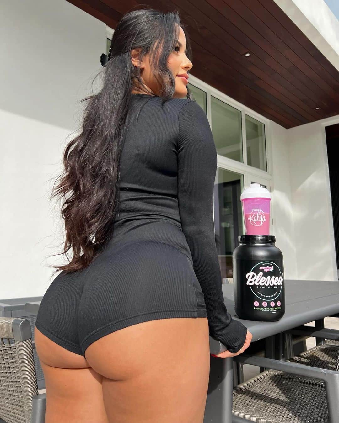 Katya Elise Henryさんのインスタグラム写真 - (Katya Elise HenryInstagram)「@blessedprotein for the gains 🍓 neverrrrr skip a protein shake after the gym unless you want a flat booooty- tell a friend! use code: Katya10 to save $ off your entire order 🫶🏽 cutsieee lil one piece is @wbkfit I wear size small.」12月17日 4時48分 - katyaelisehenry