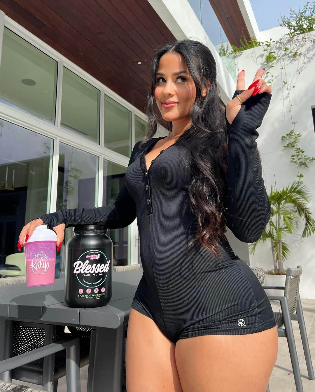 Katya Elise Henryのインスタグラム：「@blessedprotein for the gains 🍓 neverrrrr skip a protein shake after the gym unless you want a flat booooty- tell a friend! use code: Katya10 to save $ off your entire order 🫶🏽 cutsieee lil one piece is @wbkfit I wear size small.」