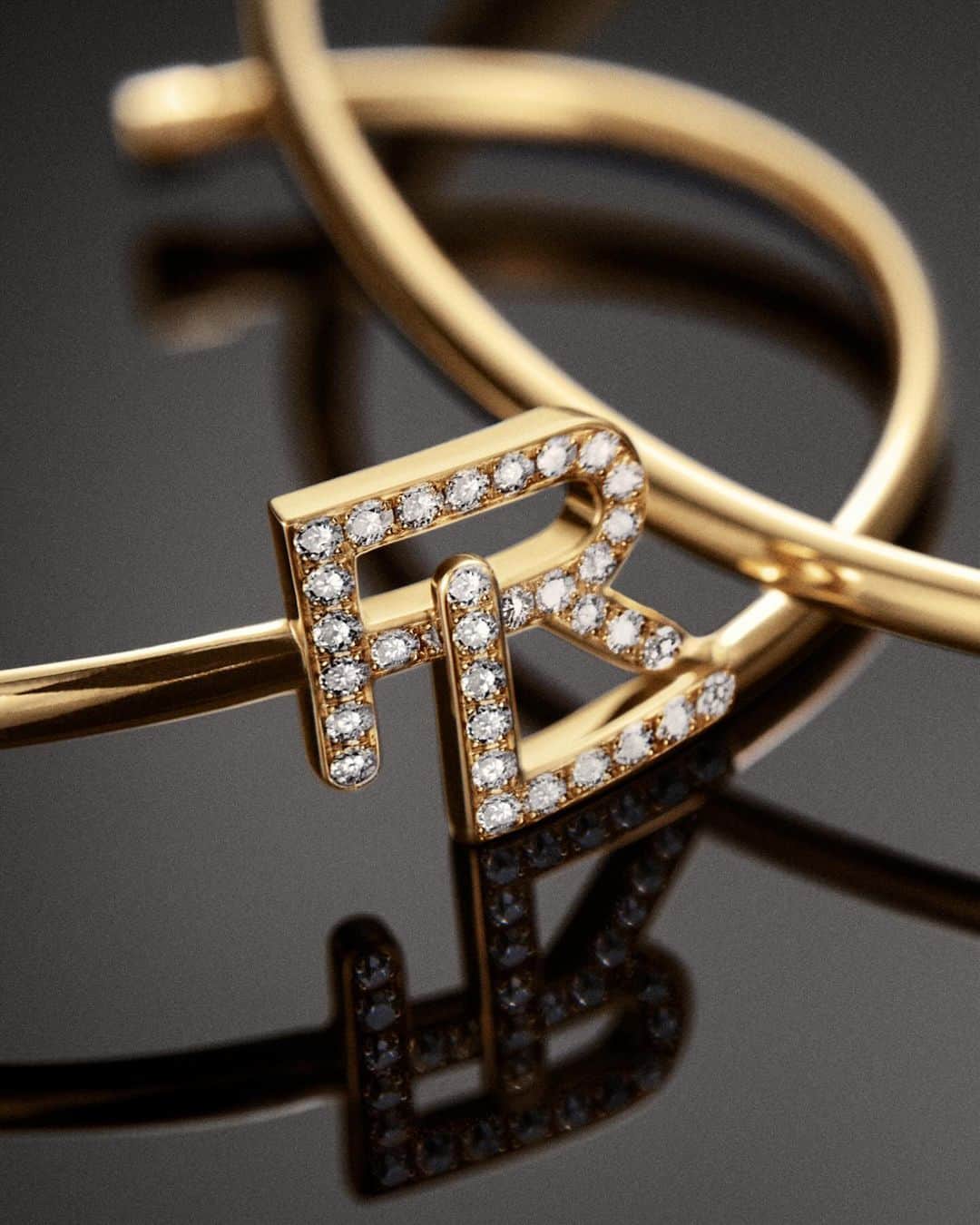 Ralph Laurenさんのインスタグラム写真 - (Ralph LaurenInstagram)「Rose gold and white diamonds transform two #RalphLauren icons: the #RLStirrup and the RL monogram.  Discover the RL Jewelry collection and the Chain Stirrup Earrings from #RLHoliday via the link in bio.  #RLCollection #RLGifts」12月17日 5時00分 - ralphlauren