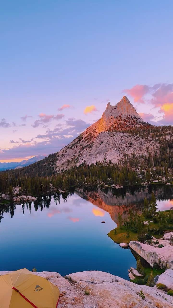 BEAUTIFUL DESTINATIONSのインスタグラム：「@theadventurerguy pitches up in the most idyllic camping spot above Cathedral Lake in Yosemite National Park. 🇺🇸🏞️ Yosemite’s majestic landscapes, adorned with towering granite cliffs, cascading waterfalls, and ancient sequoias, create a place of natural beauty that transcends time, leaving every visitor spellbound by its charm. ✨   Send this to someone who has Yosemite National Park on their bucket list. 💌  📽 @theadventurerguy 📍 Cathedral Lakes in Yosemite National Park, USA 🎶 Gibran Alcocer - Idea 9 (Slowed + Reverb)」