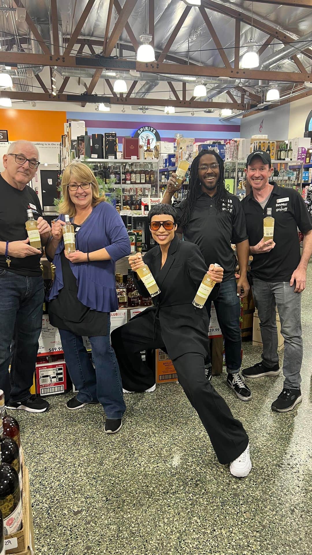 ロザリオ・ドーソンのインスタグラム：「My favorite gift of the season! 🎁  Left behind a few signed bottles of my @thomasashbourne Margalicious Margarita @bevmo_co Studio City.   @vanessahudgens  @ashleybenson  @gopuff   #wildlydignified」