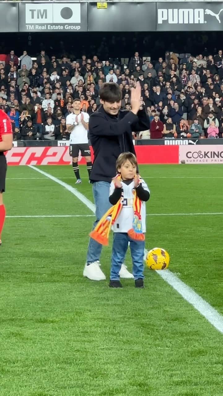ダビド・シルバのインスタグラム：「🙌🏼 SIIIILVA, SIIILVAA, SIIILVA 🙌🏼  🏟️ #Mestalla ovaciona al mago de #Arguineguín  #21lvaLeyenda 🦇 #ADNVCF」