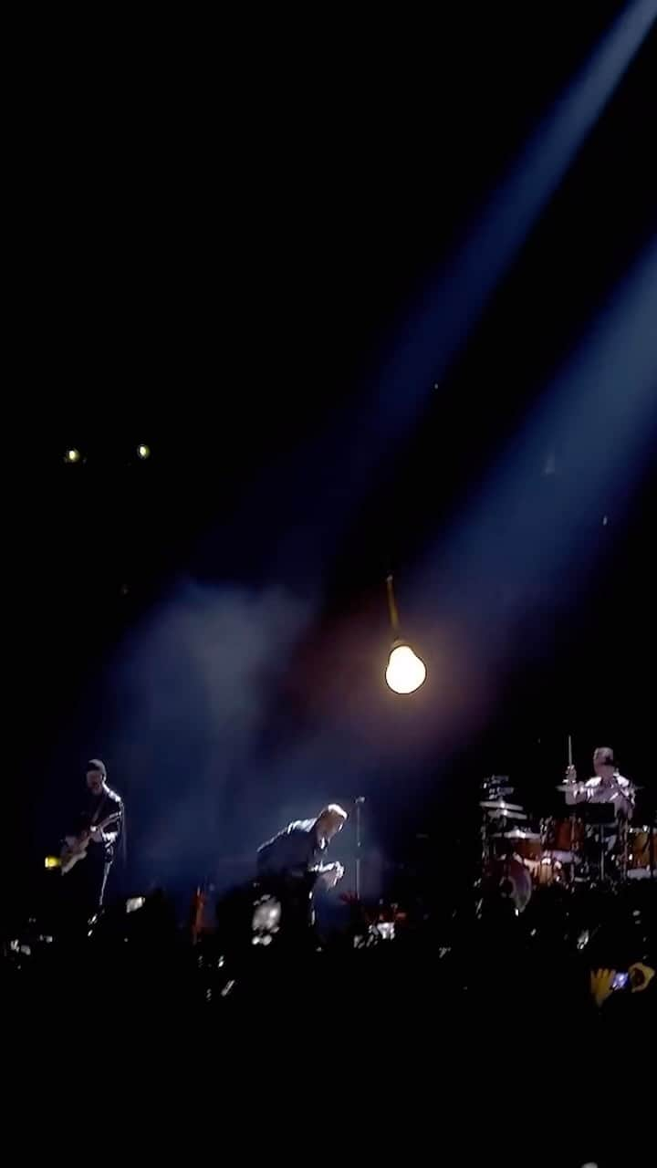 U2のインスタグラム：「Vertigo (iNNOCENCE + eXPERIENCE Live From Paris, 2015.) Watch now on YouTube. Link in bio.」