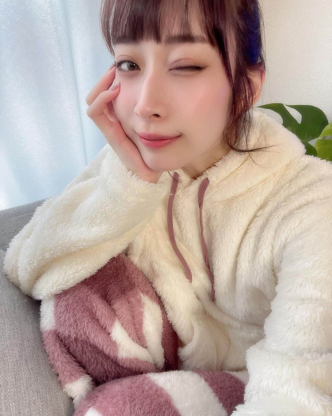 瀬名ひなのさんのインスタグラム写真 - (瀬名ひなのInstagram)「みんな週末何してる〜？🎀  昨日はあったかくて過ごしやすかったね☺️ 私は散歩したり飲みに行ったりしてました✌️  今日はおうちでゴロゴロ₍ᐢ..ᐢ₎ Lingerie by GeeRAのもこもこルームウェア あったかくてふわふわで着心地もいい🫶  来週はクリスマス！ 自分へのプレゼントや、大切な人へのプレゼントとしても大活躍間違いなし💕  商品情報： ふわふわモコモコ温活上下セット ボアフリースパーカー&パンツセット ピンク ¥3990  #pr #LingeriebyGeeRA #ランジェリー #ランジェリーバイジーラ #下着 #パジャマ #フリース #ルームウェア #フリーモデル  #フリーランスモデル #関東フリーモデル  #東京モデル #広告モデル #撮影依頼募集中」12月17日 7時30分 - hinan0n