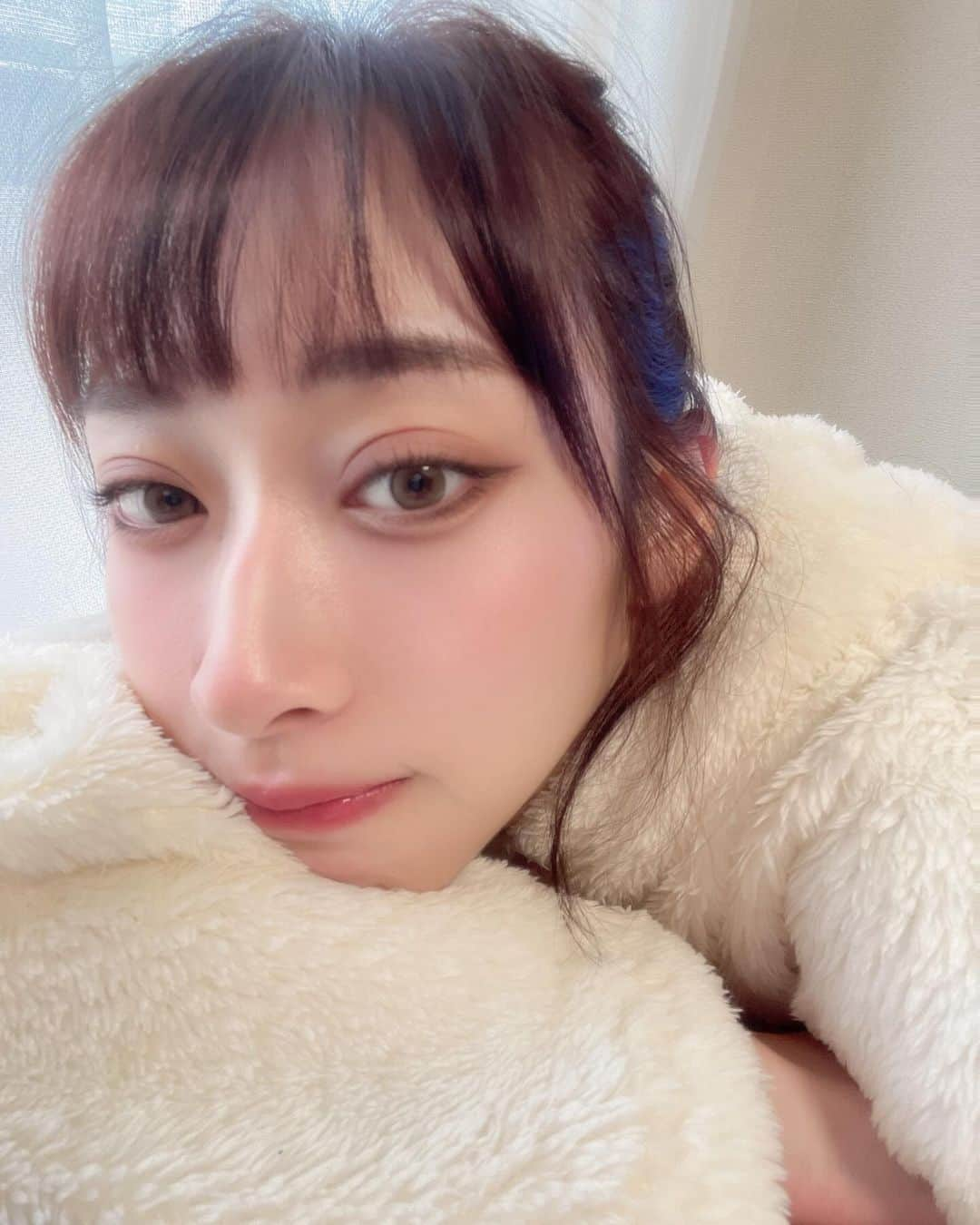 瀬名ひなのさんのインスタグラム写真 - (瀬名ひなのInstagram)「みんな週末何してる〜？🎀  昨日はあったかくて過ごしやすかったね☺️ 私は散歩したり飲みに行ったりしてました✌️  今日はおうちでゴロゴロ₍ᐢ..ᐢ₎ Lingerie by GeeRAのもこもこルームウェア あったかくてふわふわで着心地もいい🫶  来週はクリスマス！ 自分へのプレゼントや、大切な人へのプレゼントとしても大活躍間違いなし💕  商品情報： ふわふわモコモコ温活上下セット ボアフリースパーカー&パンツセット ピンク ¥3990  #pr #LingeriebyGeeRA #ランジェリー #ランジェリーバイジーラ #下着 #パジャマ #フリース #ルームウェア #フリーモデル  #フリーランスモデル #関東フリーモデル  #東京モデル #広告モデル #撮影依頼募集中」12月17日 7時30分 - hinan0n