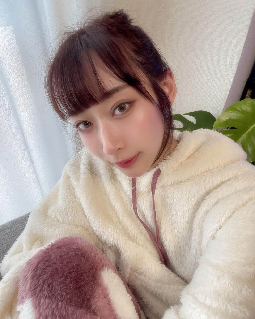 瀬名ひなのさんのインスタグラム写真 - (瀬名ひなのInstagram)「みんな週末何してる〜？🎀  昨日はあったかくて過ごしやすかったね☺️ 私は散歩したり飲みに行ったりしてました✌️  今日はおうちでゴロゴロ₍ᐢ..ᐢ₎ Lingerie by GeeRAのもこもこルームウェア あったかくてふわふわで着心地もいい🫶  来週はクリスマス！ 自分へのプレゼントや、大切な人へのプレゼントとしても大活躍間違いなし💕  商品情報： ふわふわモコモコ温活上下セット ボアフリースパーカー&パンツセット ピンク ¥3990  #pr #LingeriebyGeeRA #ランジェリー #ランジェリーバイジーラ #下着 #パジャマ #フリース #ルームウェア #フリーモデル  #フリーランスモデル #関東フリーモデル  #東京モデル #広告モデル #撮影依頼募集中」12月17日 7時30分 - hinan0n