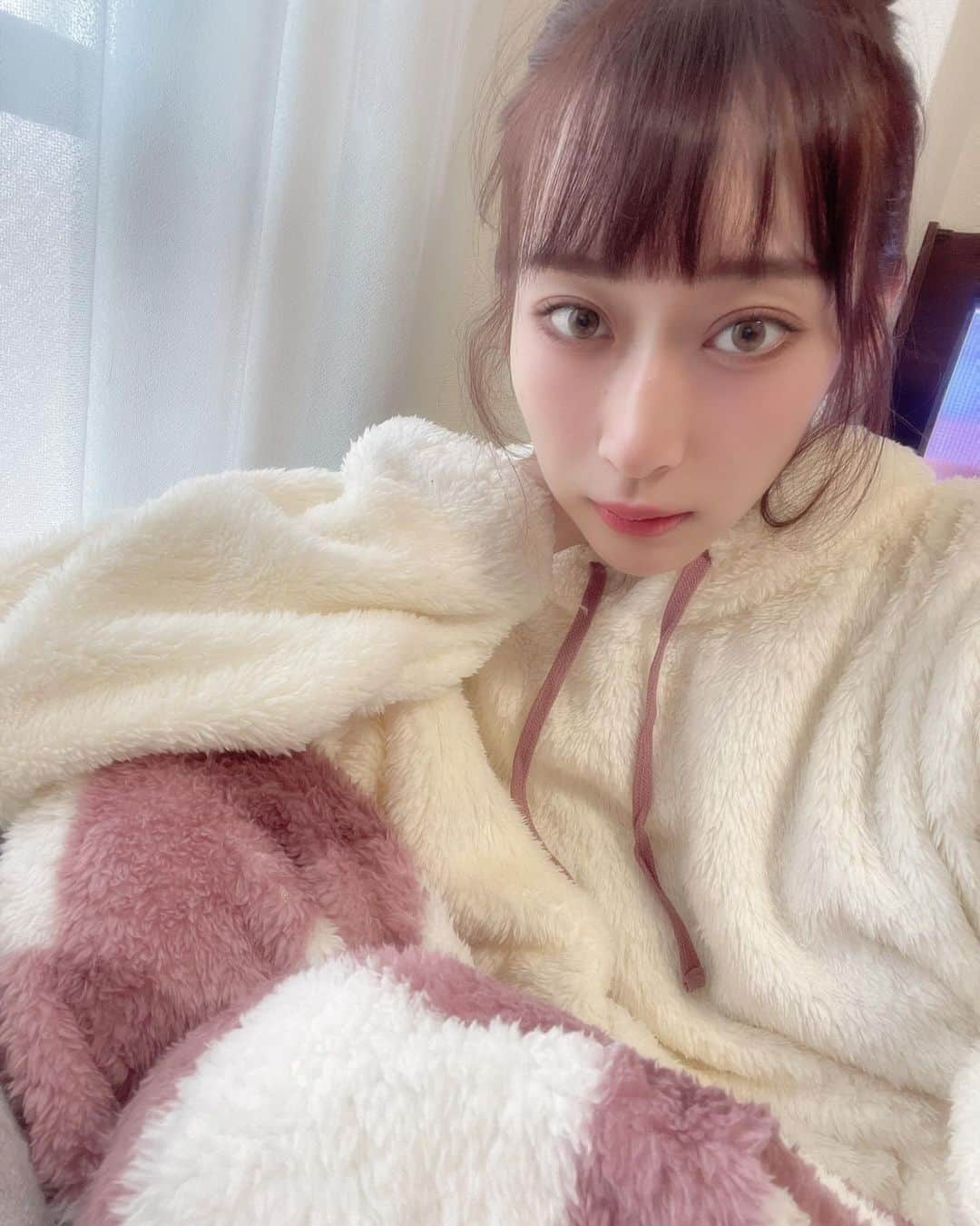 瀬名ひなのさんのインスタグラム写真 - (瀬名ひなのInstagram)「みんな週末何してる〜？🎀  昨日はあったかくて過ごしやすかったね☺️ 私は散歩したり飲みに行ったりしてました✌️  今日はおうちでゴロゴロ₍ᐢ..ᐢ₎ Lingerie by GeeRAのもこもこルームウェア あったかくてふわふわで着心地もいい🫶  来週はクリスマス！ 自分へのプレゼントや、大切な人へのプレゼントとしても大活躍間違いなし💕  商品情報： ふわふわモコモコ温活上下セット ボアフリースパーカー&パンツセット ピンク ¥3990  #pr #LingeriebyGeeRA #ランジェリー #ランジェリーバイジーラ #下着 #パジャマ #フリース #ルームウェア #フリーモデル  #フリーランスモデル #関東フリーモデル  #東京モデル #広告モデル #撮影依頼募集中」12月17日 7時30分 - hinan0n