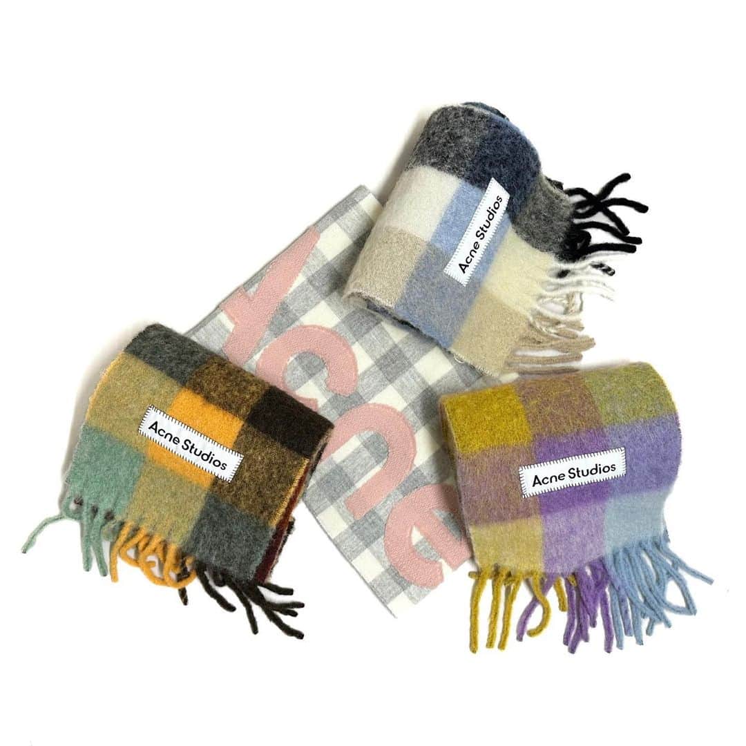 TOMORROWLAND 渋谷本店さんのインスタグラム写真 - (TOMORROWLAND 渋谷本店Instagram)「. 【Tomorrowland Gift Store】 Gift Ideas 〜 Mohair scarf 〜  トゥモローランド渋谷本店より大切な方やご自身へのご褒美におすすめのギフトアイテムをご紹介いたします。  12月25日(火)までの期間中、通常のラッピングに加え〈Bon Cadeaux〉のオリジナルリボンオーナメントと世界各国から集めたラッピング用紙をご用意し、特別なギフトラッピングも行っております。  是非この機会にお立ち寄りください。  店舗へお問い合わせいただくとオンライン接客・代引き配送・WEB決済サービスもご利用可能です。 お気軽に店舗までお問い合わせくださいませ。  トゥモローランド 渋谷本店  住所:〒150-0002 東京都渋谷区渋谷 1-23-16 1F・B1F  電話番号:03-5774-1711  営業時間:11:30〜20:00  #acnestudios #marni #loewe  #トゥモローランド渋谷本店」12月17日 11時26分 - tomorrowland_shibuya