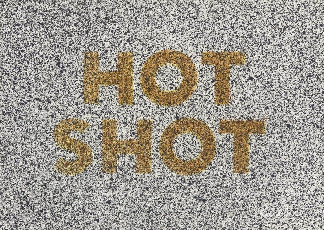 ロサンゼルスカウンティ美術館のインスタグラム：「Happy birthday, hot shot (@edruschaofficial) 🎈   We’re (very) excited to present #EdRuscha’s first comprehensive, cross-media retrospective in over 20 years, ED RUSCHA / NOW THEN in April 2024.  The exhibition traces Ruscha’s methods and familiar subjects throughout his career, including early works produced while traveling through Europe, his installations—such as the Chocolate Room and the Course of Empire presented at the Venice Biennale in 1970 and 2005. Head to our link in bio to learn more☝️」