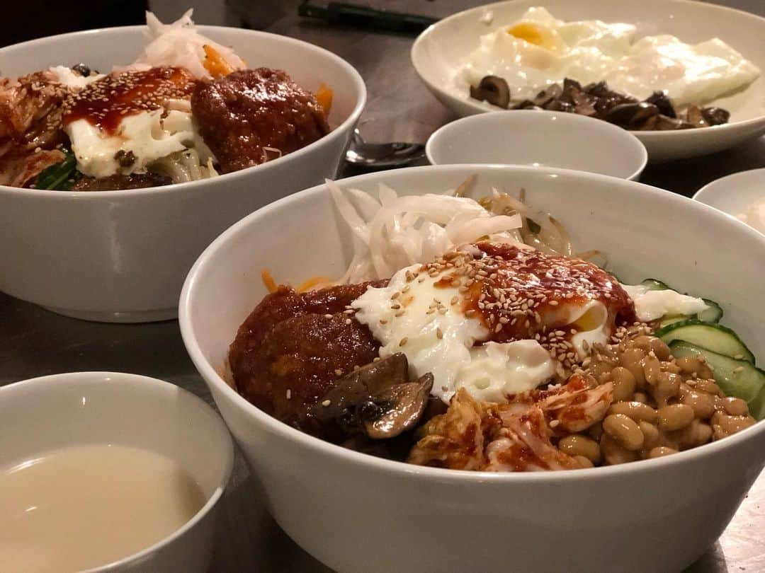 日登美さんのインスタグラム写真 - (日登美Instagram)「Vegetarian bibimbap tonight 🇰🇷 @saena_chun  your makgeolli is the best🙏❤️  Homemade kimchi, Homemade Natto, Homemade radish pickles, stir flied mushroom, salted cucumber with sesame, carrots and sprouts namul, vegan flied chicken, homemade Gochujang sauce, flied egg, see weed, and rice.   韓国のお友達からもらった手作りのマッコリを頂いたので ベジタリアンビビンパ的な夕飯。 実は人生初のマッコリ。こんなに美味しいなんて😭❤️ いつか自分で作ってみたい。  ビビンパは自家製コチュジャンのタレがすごく美味しい。 こう言う乗っけ系のご飯ってベルリンでよく見かけるの だけど、外食だとタレが甘すぎてあとでちょっと気持ち 悪くなっちゃうのが残念。 手作りのいいところは、甘みを自分で選べるところ。 今回はシュガーフリーで米飴と少々のメープルでタレは 軽く煮詰めて。 このタレにビーガン唐揚げを絡めたら悶絶。 あー美味しかった。 また作ろうっと。  #makgeolli #vegetarian #homemade #fermentation #organicfood #korean」12月17日 6時25分 - hitomihigashi_b