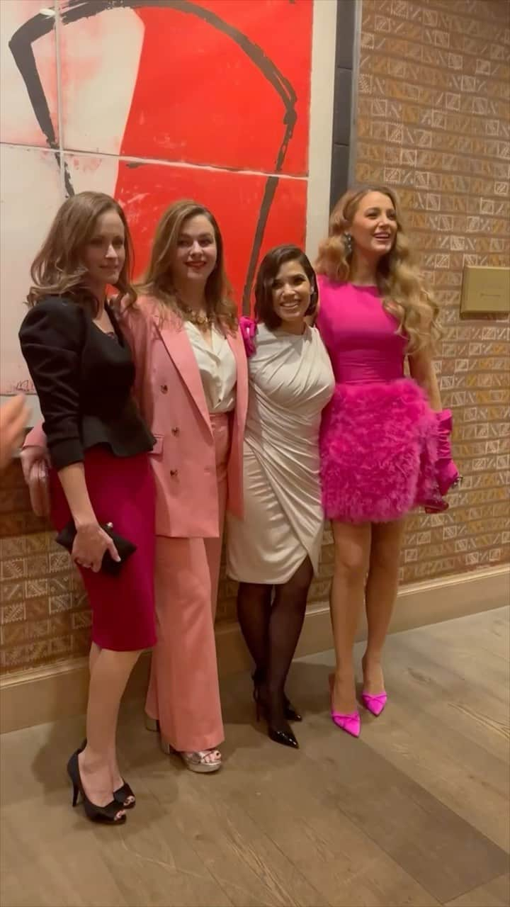 アメリカ・フェレーラのインスタグラム：「💕The Sisterhood came through all in pink to celebrate my performance in Barbie last night. I love these women with all my heart.💕  #SisterhoodForever 👩‍❤️‍👩 🧳👖」