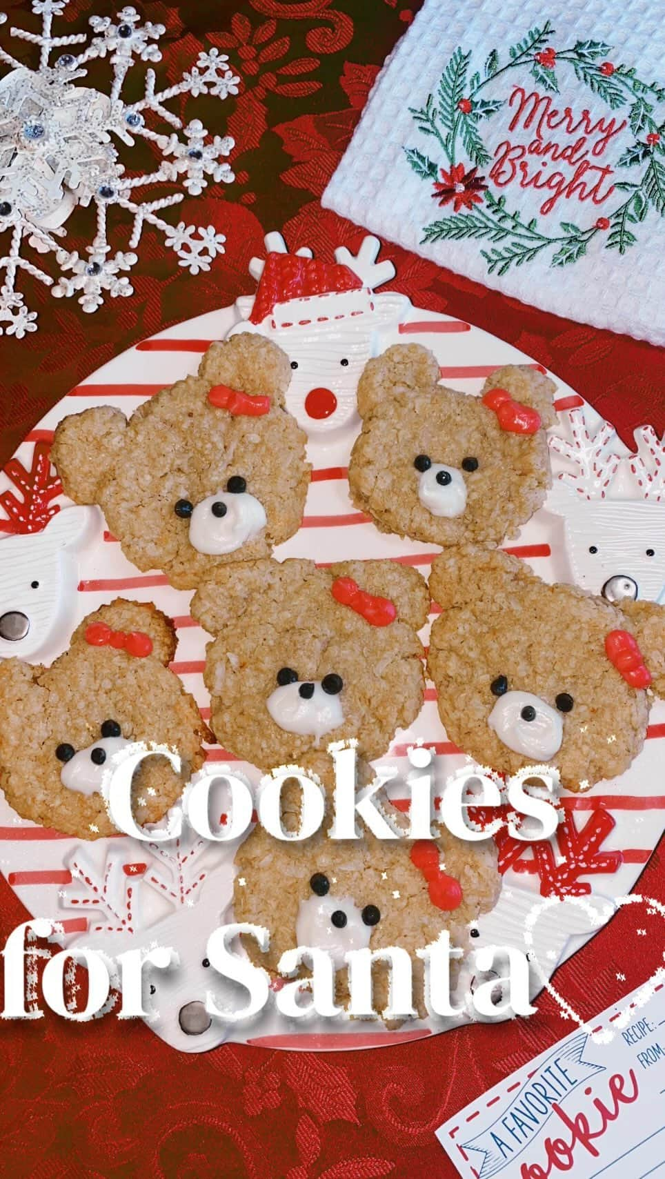 DIAZ Melanieのインスタグラム：「🎅🏻🎄🧸 Cookiesss for Santa🧸🎄🎅🏻  Ingredients for the cookies: 🎄1 cup oats  🎄1/2 cup sugar 🎄1 stick vegan butter 🎄1 tsp cinnamon 🎄3 tbsp maple syrup 🎄1 tsp vanilla 🎄3/4 cup shredded coconut 🎄1 cup self rising flour 🎄1 tbsp soy milk  For the icing:  🤶🏻1 1/2 tbsp vegan butter 🤶🏻1 cup powdered sugar 🤶🏻1 tbsp soy milk 🤶🏻1 tbsp vanilla 🤶🏻Red & black food coloring  Instrucciones:  🧸In a bowl, mix the vegan butter, sugar, maple syrup, cinnamon and vanilla. 🧸Add the oats and shredded coconut & mix.  🧸Add the tbsp of soy milk and mix with your hands.  🧸Shape 1 medium ball for head & 2 smaller balls for the ears.  🧸Bake at 350°F for 12-15 minutos.   ✨🧸PD: wait for the cookies to cool down before decorating 🧸✨  ❄️☃️🎄E N J O Y 🎄☃️❄️  #vegan #animalrights #veganfood #recipe #food #foodrecipe #dessert #sweet #christmas #veganchristmas #plantbased #whatveganseat #govegan #foodreels #reels #veganfortheanimals #veganfortheplanet #recetasveganas #vegano #vegana #comevegano #receta」