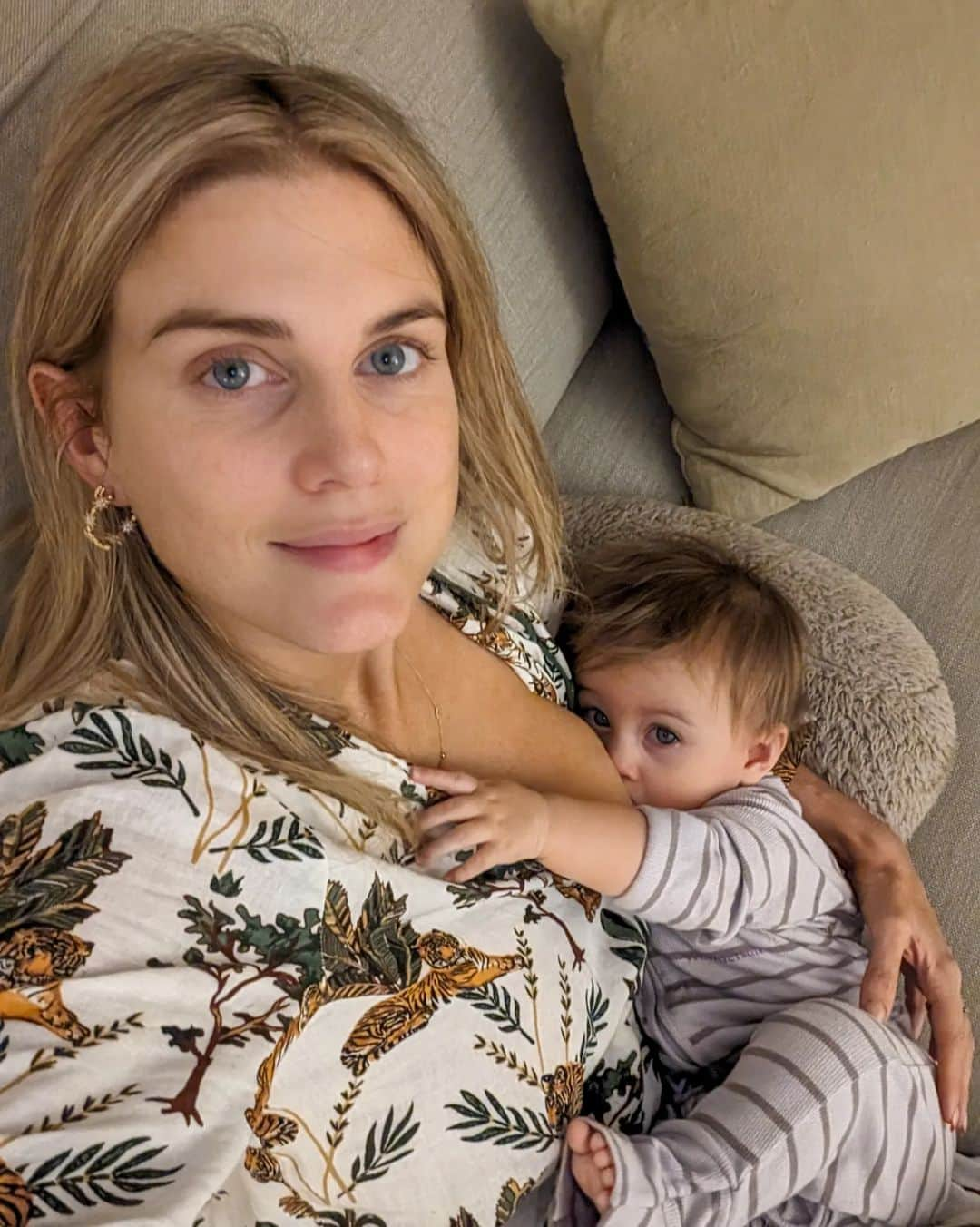 Ashley Jamesのインスタグラム：「I'm sat here feeding my girl on the sofa thinking, wow I've been breastfeeding for 9 months. That's 9 months that my body grew her on the inside and 9 months that I've grown her on the outside. ✨🤱🏼  It's funny how quickly people expect you to be 'back to normal' after having a baby. I feel you get a window where people are sympathetic of the chaos and lack of sleep and breastfeeding... And then you're just expected to do everything as before whilst trying to manage behind the scenes.   It's interesting the difference in raising Alf and Ada with one big during lockdown and one being out of lockdown. It's been so nice getting to do it all again out of lockdown. It makes me even more sad for us, the new mums, that did it alone. But then I think every age group and friend sacrificed so much didn't they? My single friends, my friends having to home school, uni kids. I just feel grateful I've got to experience it a different way, but it's busier. Life feels 1000% faster.   Anyway, just late night meandering 💭  What I was going to say was that today we had a very rare day of having no plans and doing nothing. Tommy's hurt his back so is having to rest. We played, watched movies, I wrapped presents, we wandered to the park.  And it made me realise that since lockdown, I have filled up every single weekend. I fear a weekend of no plans and no people. I have never really been much of a home body - I've always loved adventuring and experiencing new things and being surrounded by people. But I also loved days at home. I think I've developed this worry about it after being forced to be home for so long. But hey, it was ok. Nice actually . Nice to just chill (as much as you can with kids) and get some life/Christmas admin done. ❤️  I wonder if anyone else has found their behaviours have changed since lockdown? Do you feel changed since it? Or did life go back to normal? I feel like it was this big thing we all went through and no one really talks about it anymore.   For me, life is wonderful now, but I still feel like the old Ashley went into lockdown and a new Ashley came out.  Anyway, the old Ashley didn't get late night cuddles with my girl on the sofa. ✨」