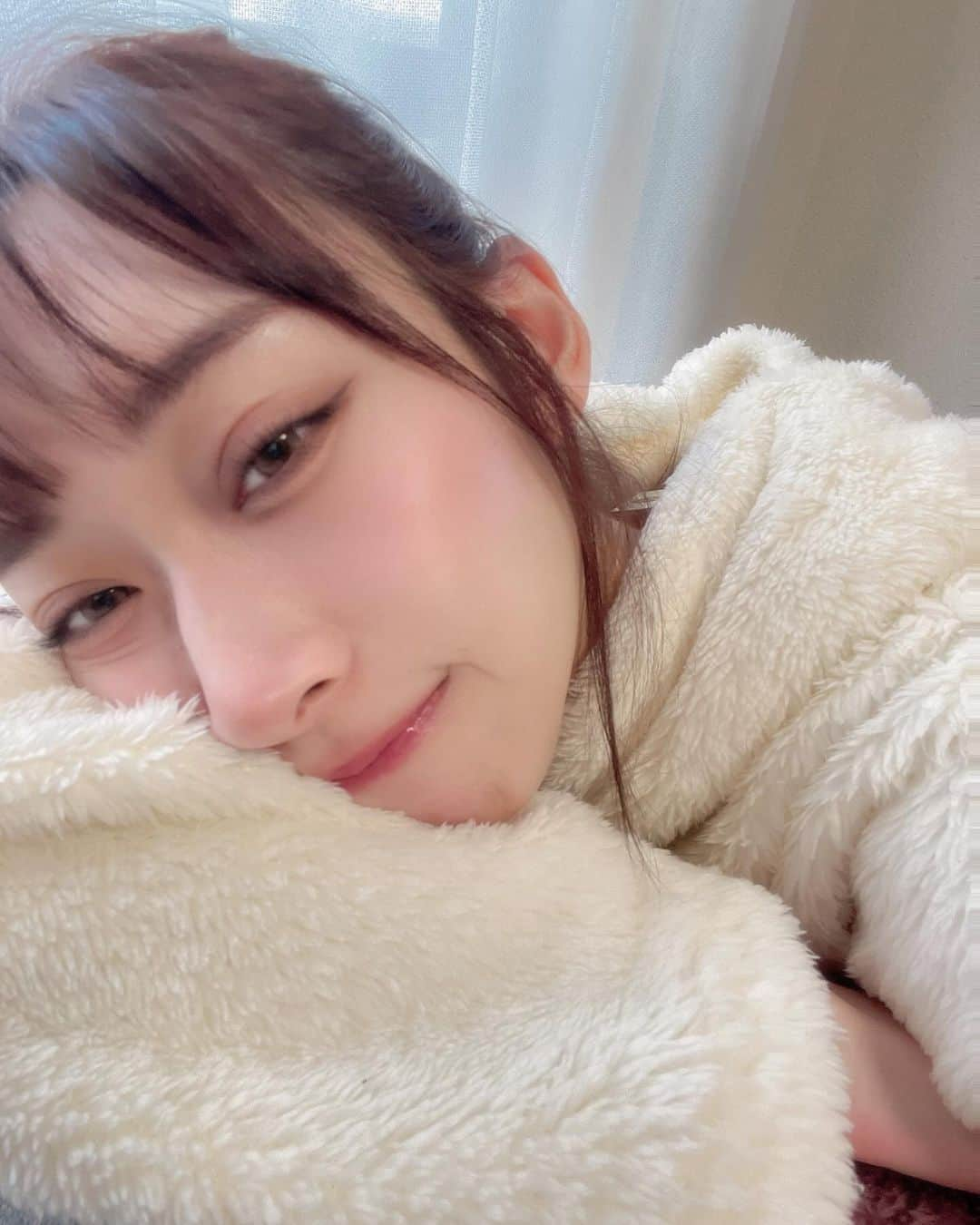 瀬名ひなののインスタグラム：「みんな週末何してる〜？🎀  昨日はあったかくて過ごしやすかったね☺️ 私は散歩したり飲みに行ったりしてました✌️  今日はおうちでゴロゴロ₍ᐢ..ᐢ₎ Lingerie by GeeRAのもこもこルームウェア あったかくてふわふわで着心地もいい🫶  来週はクリスマス！ 自分へのプレゼントや、大切な人へのプレゼントとしても大活躍間違いなし💕  商品情報： ふわふわモコモコ温活上下セット ボアフリースパーカー&パンツセット ピンク ¥3990  #pr #LingeriebyGeeRA #ランジェリー #ランジェリーバイジーラ #下着 #パジャマ #フリース #ルームウェア #フリーモデル  #フリーランスモデル #関東フリーモデル  #東京モデル #広告モデル #撮影依頼募集中」