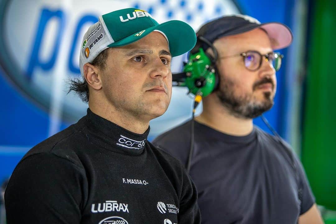 フェリペ・マッサのインスタグラム：「Um dia difícil, tivemos um problema de fabricação do pneu utilizado na qualy, que inclusive foi constatado pela fornecedora e irá fazer troca, é uma pena, mas coisas assim acontecem, é assim o mundo do automobilismo funciona, amanhã é outro dia! O carro está bom e agora é remar nas duas batalhas que estão por vir com a toda equipe e torcida para fechar o ano com chave de ouro! Vamos para cima! 👊🏻💪🏼」