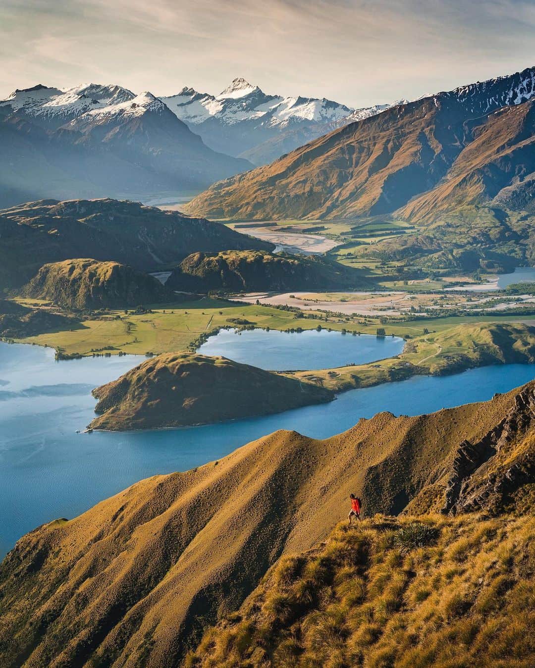 Travel + Leisureのインスタグラム：「Photo by @braybraywoowoo 🗺️ New Zealand's stunning natural beauty, thriving culinary scene, and unique outdoor activities would charm even the most seasoned traveler. Read up on the best places to stay, dine, and experience the beauty of the country, according to a local, at the link in bio.」