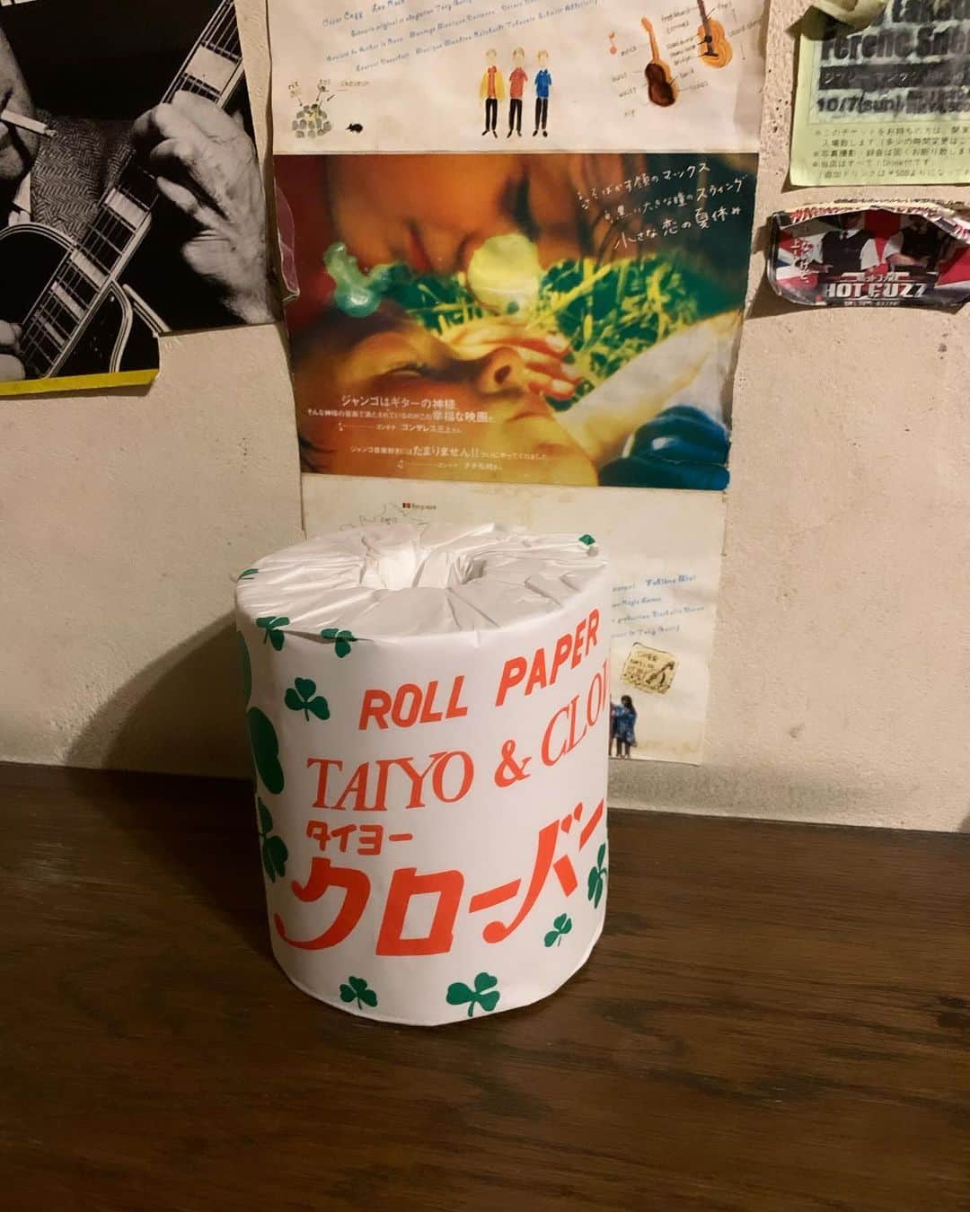 小谷実由のインスタグラム：「トイレットペーパーばかり写真に撮ってた日がある🧻 置き場も包装紙も良かった🧻🧻 #omiyuhuntingsome」