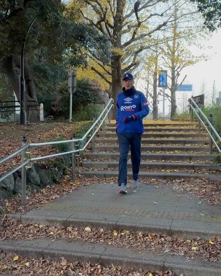 金石昭人のインスタグラム：「カネやん散歩🚶  カネやんと大谷翔平選手と原元監督😁✌️  あれ？なんか違うな😂 全然違うわ🤣  どや  #カネやん散歩 #カネやんと大谷翔平選手と原元監督 #朝から元気 #相方さんも頑張って起きてきてる #どや」