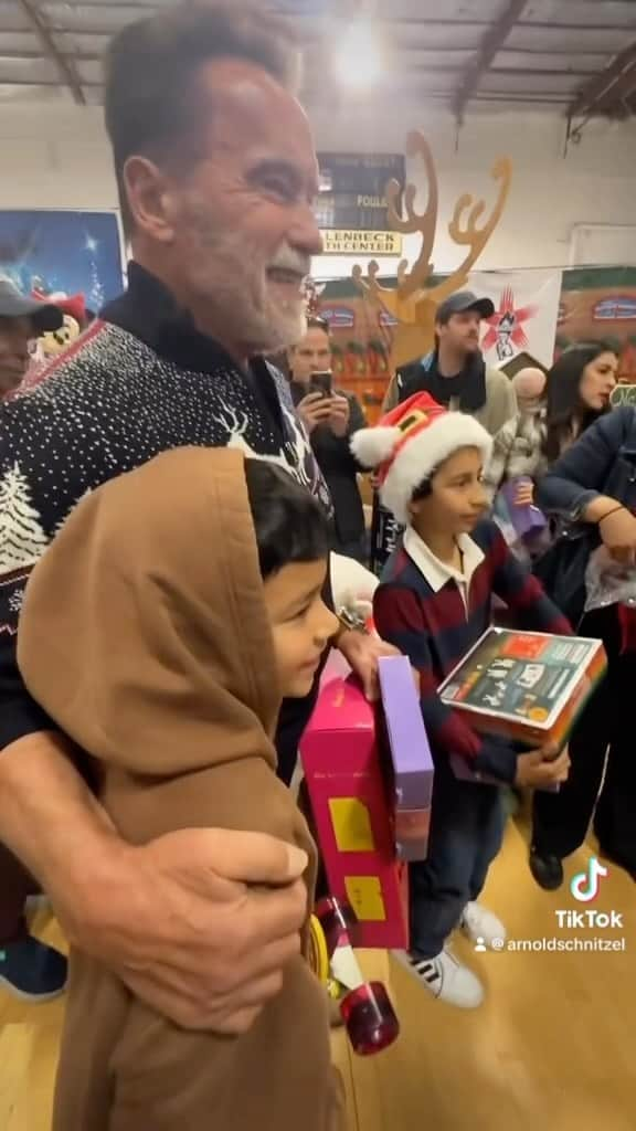 アーノルド・シュワルツェネッガーのインスタグラム：「There is a reason I have been handing out presents at the @hollenbeckyouthcenter in Boyle Heights for over 30 years. When I first came to America, my friends at Gold’s Gym were so generous. They brought me in during Christmas time and made me feel so happy and included. I love being able to give back and see the smile on the kids’ faces when they get their gifts.  Merry Christmas!」