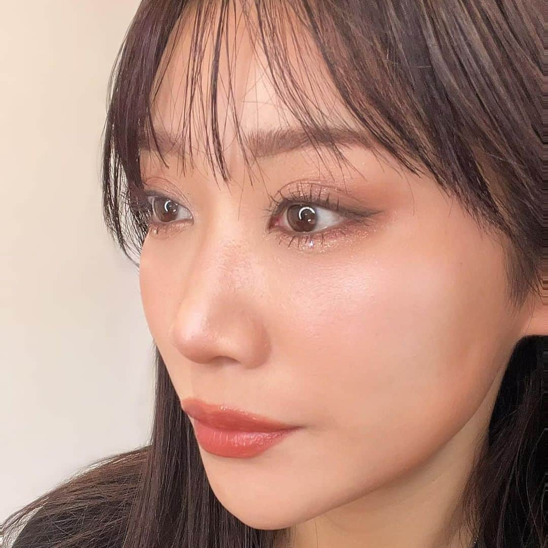 せとまみさんのインスタグラム写真 - (せとまみInstagram)「まりこ様とOCHA🫖  「おねえたま、暇？」っていきなりお誘いしたにも関わらず、お仕事の合間をぬってOKしてくれた上にサクッと素敵なお店を予約してくださってて2度惚れした🥹♥️  まりこ様は優しくて面白くてチラッとオヤジ感が見えて(同じﾆｵｲを感じる)けどエレガントでしゅてき❗️  2人とも思わぬボリュームのアフタヌーンティーにめっちゃ手と口動かしながらあっという間の時間でした🐰☕️  この日は日帰りでお肌の乾燥対策に @alblanc_jp @sensaibeauty_japan @shiseido_japan @guerlain でしっかりバリア機能高めるケア。 メイクは @lunasolofficial をメインに使ったよ  夜はMAQUIA編集長とお食事会(写真撮りたかったー😭酔って忘れたー！) のほろ酔いを覚ますために新幹線ホームの31(Baskin-Robbins)買ったら取り出し口こんなんなってっから😂いや便利やけども‼️  で、眠りこけてたら起こされて終点新大阪駅であっという間の日帰りTOKYOでした♡(博多行きじゃなくて良かったー)  今月はあと2回東京なので元気にがんばるぞー❗️✈️🚄  #makeup #skincare #SENSAI #スキンケア #メイク #アルブラン #cosmetics #アフタヌーンティー #まりこ様 #31 #LUNASOL #新幹線にairpods忘れた」12月17日 8時23分 - mamiset