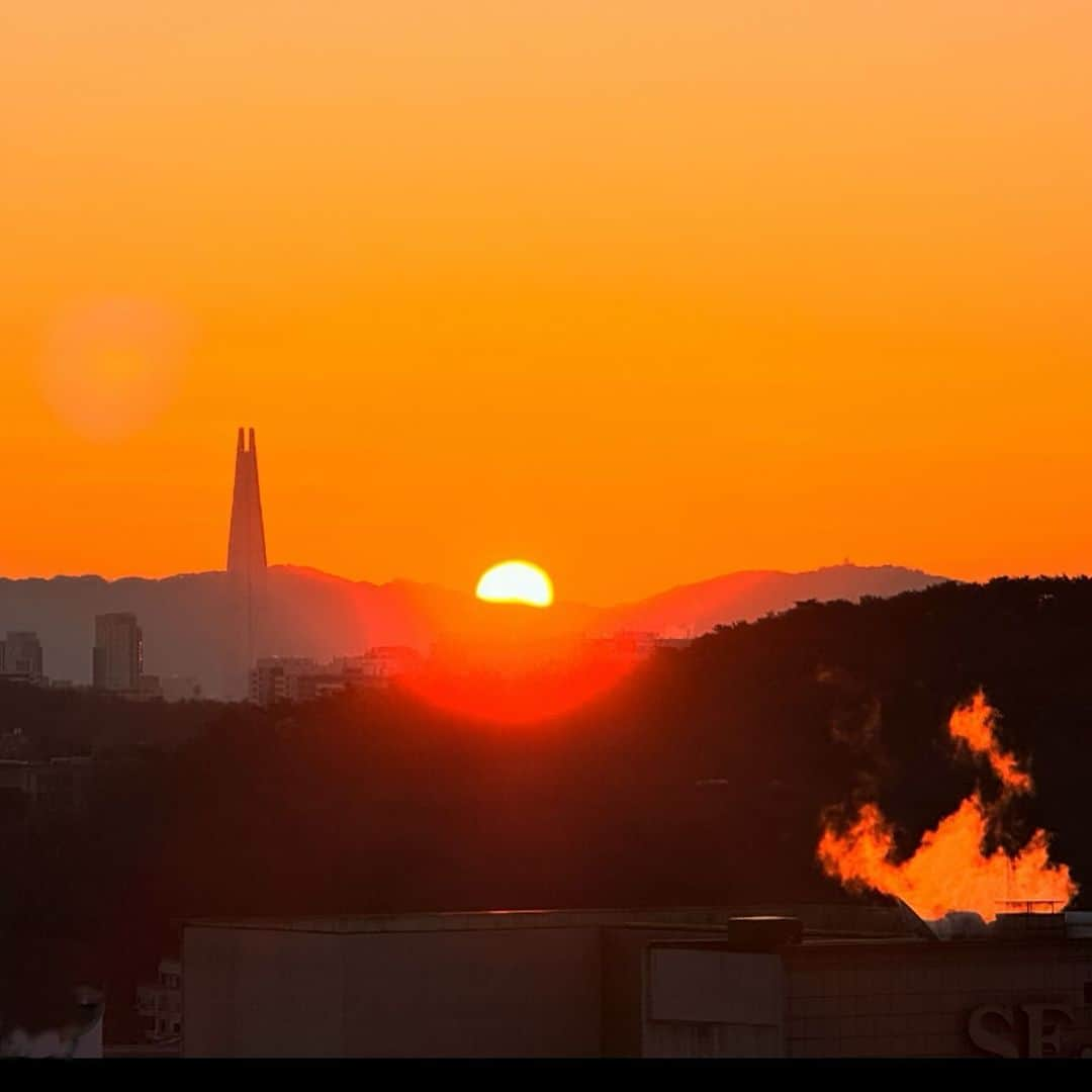 マキ・コニクソンさんのインスタグラム写真 - (マキ・コニクソンInstagram)「Good morning from  SUPER cold Seoul.🇰🇷 極寒ソウルよりおはよ。 山から昇る朝日が神々しかった。🙏🏻✨✨ どこにいても朝日と夕日は拝むようにしています。 因みに今朝の日の出は7:40AMでした。  知っていましたか？ 韓国と日本の時差がないのは、 両国が同じ標準時を使用しているからだそう。 韓国は世界標準時のUTC+9時間を採用していて 日本も同じUTC+9時間を使用しているんですよ。 今日のお勉強でした。✍🏻  昨夜はマイナス8度でした。🥶 でもニットやダウンが着れるし ブーツも履けるからうれちー！😉  韓国にお仕事で来るってなかなか良いね。 姉妹も一緒だから楽しくなりそう。  世界のどこにいても愛に溢れた ハッピーな1日になります様に❤️❤️  #エアソウル🇰🇷 #極寒ソウル #やっと冬物が着れる #お仕事頑張ります💪🏼」12月17日 8時24分 - makikonikson