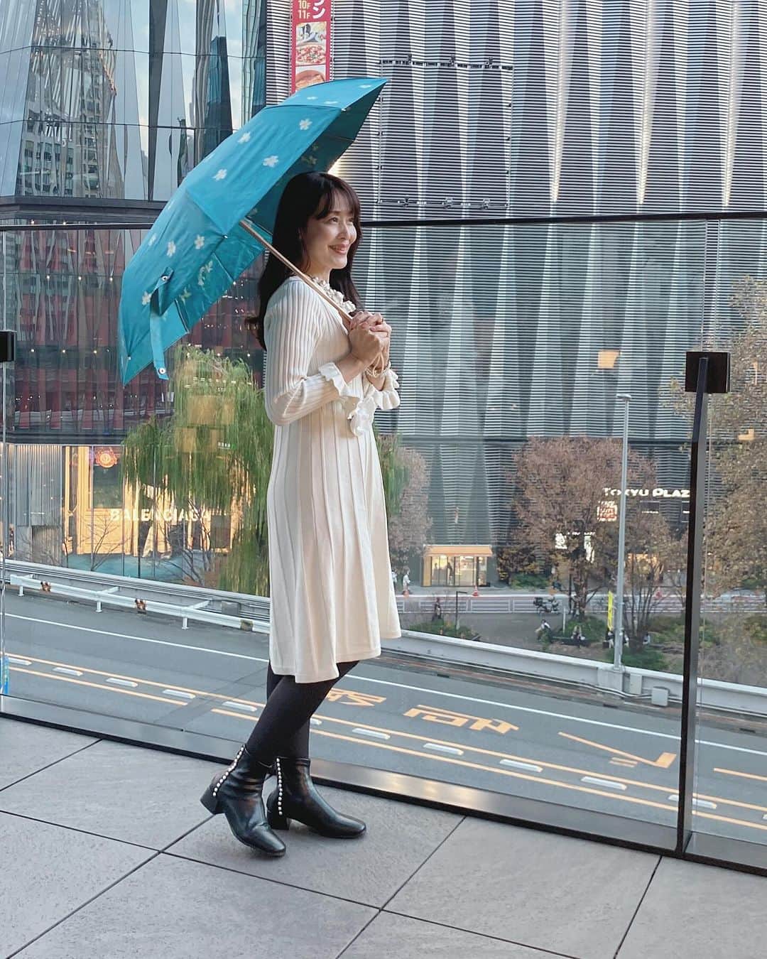 Atsukoさんのインスタグラム写真 - (AtsukoInstagram)「今年の冬は暖かい日と寒い日の寒暖差が激しく💦  昨日は冬でも日差しが強く温かい一日でしたね✨ そんなお天気には晴雨兼用傘が☂️ 便利ですね✨  折り畳み傘は壊れやすく 同じようなデザインが多い中  見てみてーー❣️ こーんな素敵な傘をオンラインショップで 見つけちゃった☂️💓  こちらは人気の一点でもある  〝ゴッホの向日葵” 3段折りたたみ傘 （晴雨兼用傘）8本骨  @casatabi  大好きな画家 ”ゴッホのアプリコット” が満開に広がるデザイン✨✨  晴れの日も雨の日も使用ができる 晴雨兼用の折りたたみ傘です  他のゴッホの作品やモネなどの絵画デザインがたくさんあって楽しいのでチェックしてみてね☝️  傘のオンラインショップ @casatabi   【特徴となる5つのポイント❗️】  ♦️生地は99％以上の紫外線を ブロックするんです❗️  ♦️シャンパンゴールドのフレームも 見た目にも美しくしなやかで とってもしっかりしていて 高級感があります チタン合金を使っているので 軽量で丈夫なんです！   ♦️傘面積が通常の日傘より10cmほど大きく設計されており足元まで日差しをしっかりカバーしてくれる優れ物🤍   ♦️手元のハンドルは木製で温もりがあり握りやすく手に馴染みやすいです。 また、ストラップもしっかりした作りになっています。   ♦️バンドのボタンや露先もシャンパンゴールドのパーツにするなど、細部まで贅沢で精巧な仕上がりになっています。     ♦️生地は二枚生地構造で紫外線(UVA, UVB)、可視光線、赤外線(IR)をも防いでくれます  また手を挟みづらくスムーズな開閉ができる耐風性のある設計になっているから安心だよ😊  🤍クーポンコード🤍  500円OFFのクーポンコードいただきました✨ よろしければお使いくださいね🤍 ↓↓↓↓↓  🤍SZXGJ9YBGA9H  @casatabi   #晴雨兼用傘 #ゴッホ #紫外線99%カット #アプリコット #絵画の傘 #絵画好き #木製のハンドル #シャンパンゴールドのフレーム #高級感#PR」12月17日 8時26分 - atsuko__kawashima_