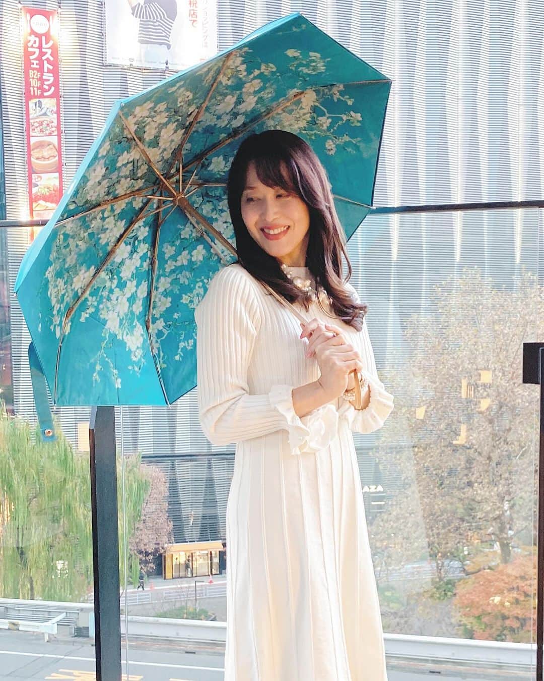 Atsukoのインスタグラム：「今年の冬は暖かい日と寒い日の寒暖差が激しく💦  昨日は冬でも日差しが強く温かい一日でしたね✨ そんなお天気には晴雨兼用傘が☂️ 便利ですね✨  折り畳み傘は壊れやすく 同じようなデザインが多い中  見てみてーー❣️ こーんな素敵な傘をオンラインショップで 見つけちゃった☂️💓  こちらは人気の一点でもある  〝ゴッホの向日葵” 3段折りたたみ傘 （晴雨兼用傘）8本骨  @casatabi  大好きな画家 ”ゴッホのアプリコット” が満開に広がるデザイン✨✨  晴れの日も雨の日も使用ができる 晴雨兼用の折りたたみ傘です  他のゴッホの作品やモネなどの絵画デザインがたくさんあって楽しいのでチェックしてみてね☝️  傘のオンラインショップ @casatabi   【特徴となる5つのポイント❗️】  ♦️生地は99％以上の紫外線を ブロックするんです❗️  ♦️シャンパンゴールドのフレームも 見た目にも美しくしなやかで とってもしっかりしていて 高級感があります チタン合金を使っているので 軽量で丈夫なんです！   ♦️傘面積が通常の日傘より10cmほど大きく設計されており足元まで日差しをしっかりカバーしてくれる優れ物🤍   ♦️手元のハンドルは木製で温もりがあり握りやすく手に馴染みやすいです。 また、ストラップもしっかりした作りになっています。   ♦️バンドのボタンや露先もシャンパンゴールドのパーツにするなど、細部まで贅沢で精巧な仕上がりになっています。     ♦️生地は二枚生地構造で紫外線(UVA, UVB)、可視光線、赤外線(IR)をも防いでくれます  また手を挟みづらくスムーズな開閉ができる耐風性のある設計になっているから安心だよ😊  🤍クーポンコード🤍  500円OFFのクーポンコードいただきました✨ よろしければお使いくださいね🤍 ↓↓↓↓↓  🤍SZXGJ9YBGA9H  @casatabi   #晴雨兼用傘 #ゴッホ #紫外線99%カット #アプリコット #絵画の傘 #絵画好き #木製のハンドル #シャンパンゴールドのフレーム #高級感#PR」