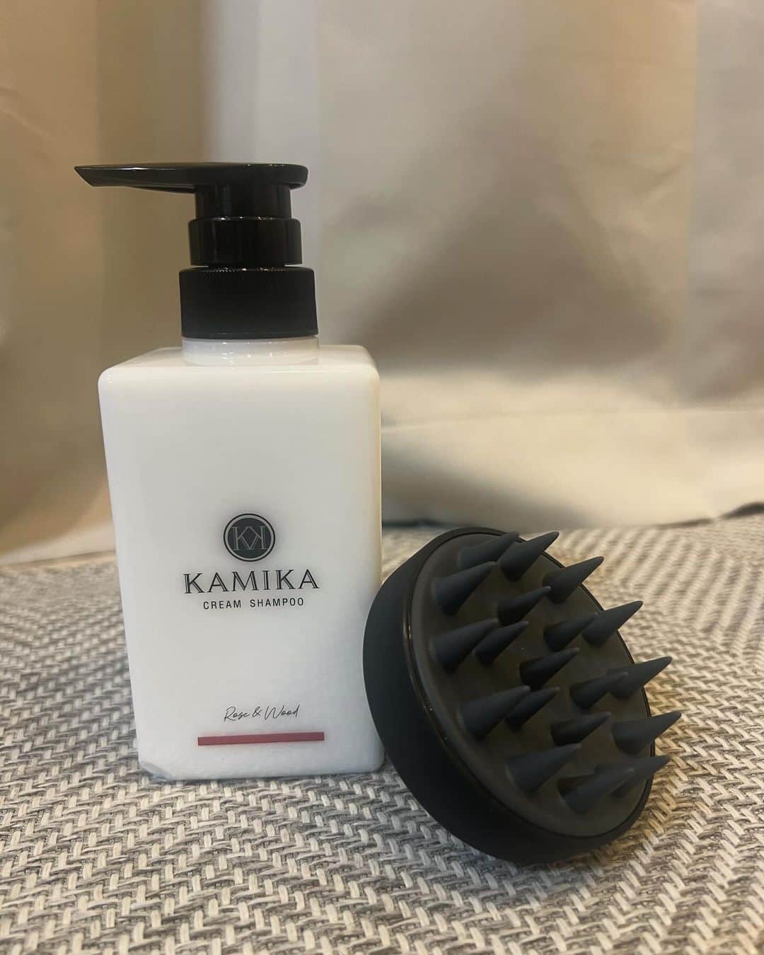中村愛さんのインスタグラム写真 - (中村愛Instagram)「🛁♡ ・ ・ ・ お風呂にシャンプーが常に 5.6種類ある中村愛です→ガチです☺️  そんな中、うちんちに新入りしました @kamika_shampoo  #kamika #クリームシャンプー  コンディショナーとかトリートメントとかしなくて良いのが楽すぎてやばい😅語彙力w 頭皮ケアと白髪ケアにもなるので1本で5役らしい  1枚目　後ろ髪美人をイメージwって 横顔になりましたが😎  わたしの香りは 期間限定のローズ＆ウッド🌹最高🤗  #pr #オールインワンシャンプー　 #ダメージヘアケア　 #頭皮環境改善　 #美容液クリームシャンプー #フレグランスシャンプー #香水シャンプー #自宅ヘッドスパ #ヘアパック #ヘアマスク #サラ髪 #頭皮スキンケア #サラサラ髪 #美しい髪 #髪質 #髪育 #おすすめシャンプー #シャンプートリートメント #トリートメントシャンプー #シャンプーおすすめ #シャンプー難民 #おうちシャンプー #モイストシャンプー #美容液シャンプー #くせ毛シャンプー #美髪シャンプー #魔法のシャンプー #バスルームインテリア」12月17日 8時30分 - nakamuramura_ai