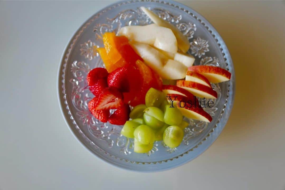 草間淑江さんのインスタグラム写真 - (草間淑江Instagram)「みなさまおはようございます。  12月17日の朝は、フルーツの盛り合わせ。  今日はこの後予定があるので😊❤️  晴れていて嬉しい☀️  みなさまが素敵な日曜日になりますように❤️  #朝食#フルーツの盛り合わせ#素敵な日曜日をお過ごし下さい」12月17日 8時40分 - yoshie_kusama