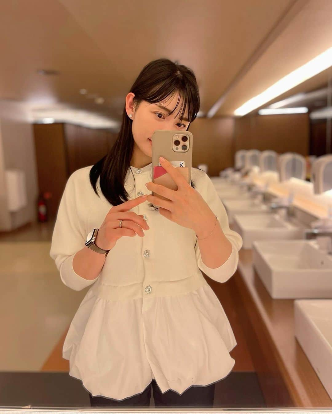 上野仁美のインスタグラム：「. ⁡ 体調があまり優れない日が続いていましたが、 ようやく少しずつ取り戻してきました💪 ⁡ ⁡ いつも黒パンツには黒い靴を合わせがちですが、グレーのパンプスを合わせてみたら新鮮でした🩶 パンプスは @tsurubymarikooikawa_garden のAdele。5センチヒールの定番デザインで、大好きな型。シーズン毎に買い足しています☺️ ⁡ ⁡ 公開したばかりのディズニー新作映画『ウィッシュ』観てきました🏰やっぱりディズニー映画、じーんと来てしまいます。勿論娘は観たがりますが、何だかんだ私も楽しみにしています🙊💕 ⁡ ⁡ #女の子ママ #5歳女の子 #5歳女の子ママ #ママコーデ #emmataylor #styledoor #tsurubymarikooikawa #シンプルコーデ #映画鑑賞 #ディズニー映画好き  ⁡」