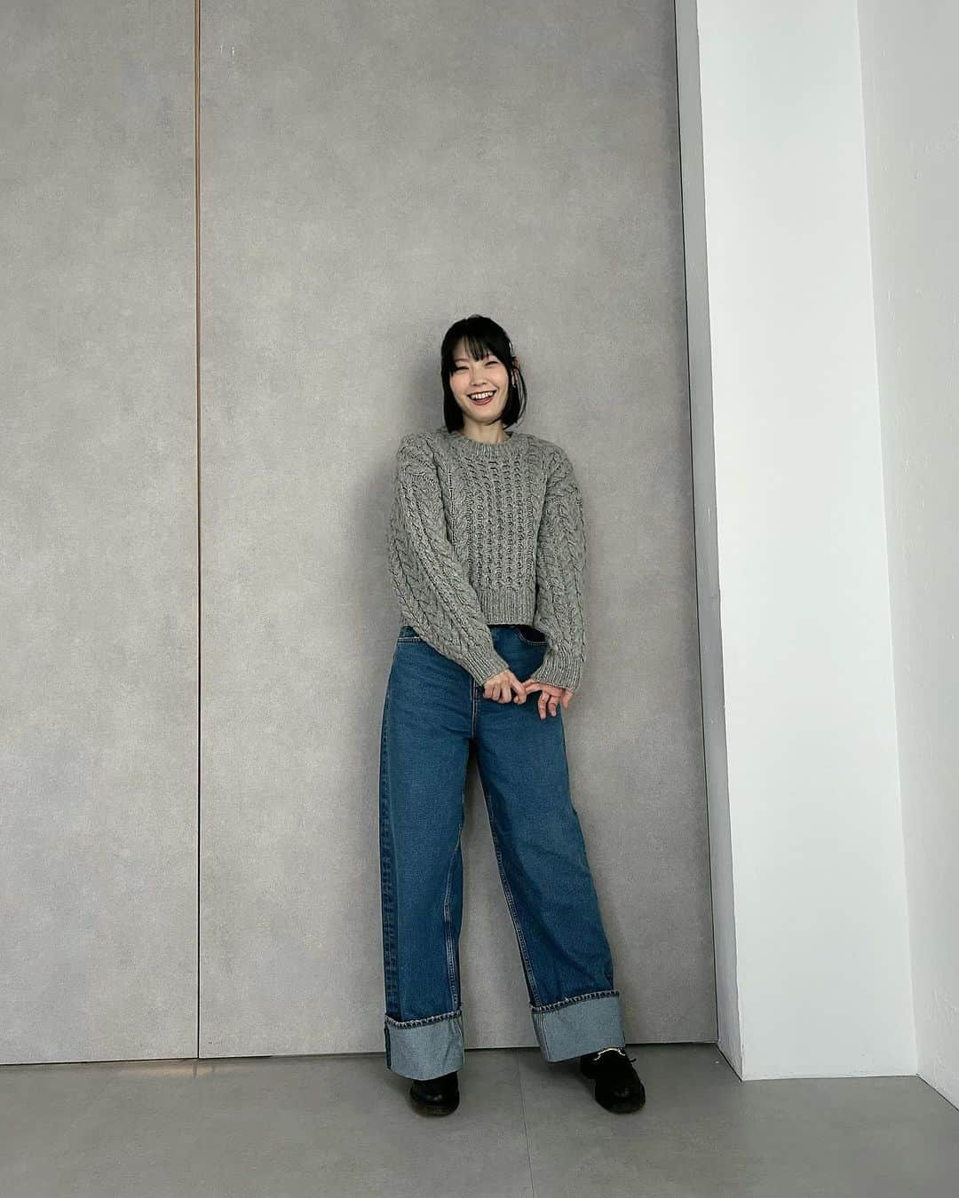 森貴美子のインスタグラム：「今年っぽいややショート丈のケーブルニットは @blackbymoussy_official  グレーも今とっても気分🩶  ブラックバイマウジーの代名詞的存在のデニムパンツは新作のものです。 ゆるっとしたシルエットにロールアップが最高にかわいい😎✨   #blackbymoussy  #blkby  #ブラックバイマウジー #デニム　#ニット　#사복」