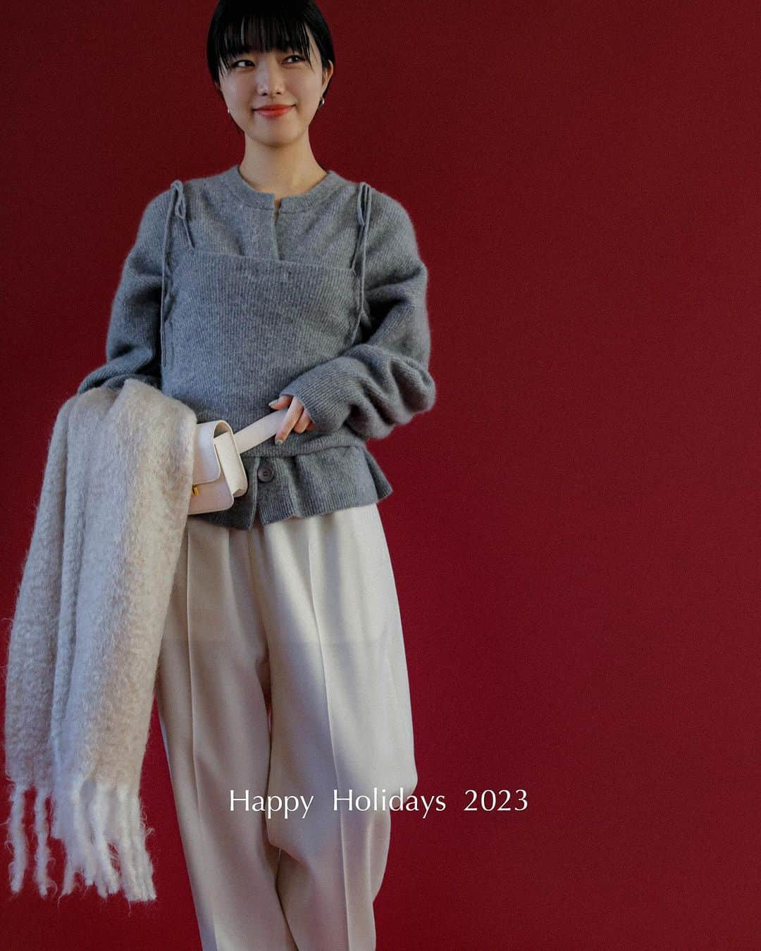 SHIPSのインスタグラム：「SHIPS HAPPY HOLIDAYS 2023  style 02 ふわっとした触り心地と グレーカラーが上品なヘアリーニット  トレンドのニットレイヤードを 大人っぽく着こなすために グレーは今年の大本命カラー  #ships #shipswomen #holiday #christmasmood #shipshappyholidays #fashion #シップス #シップスウィメン #ホリデーコーデ #クリスマスコーデ #大人カジュアルコーデ #ヘアリーニット #グレーニット #グレーコーデ #23fw @ships_official」