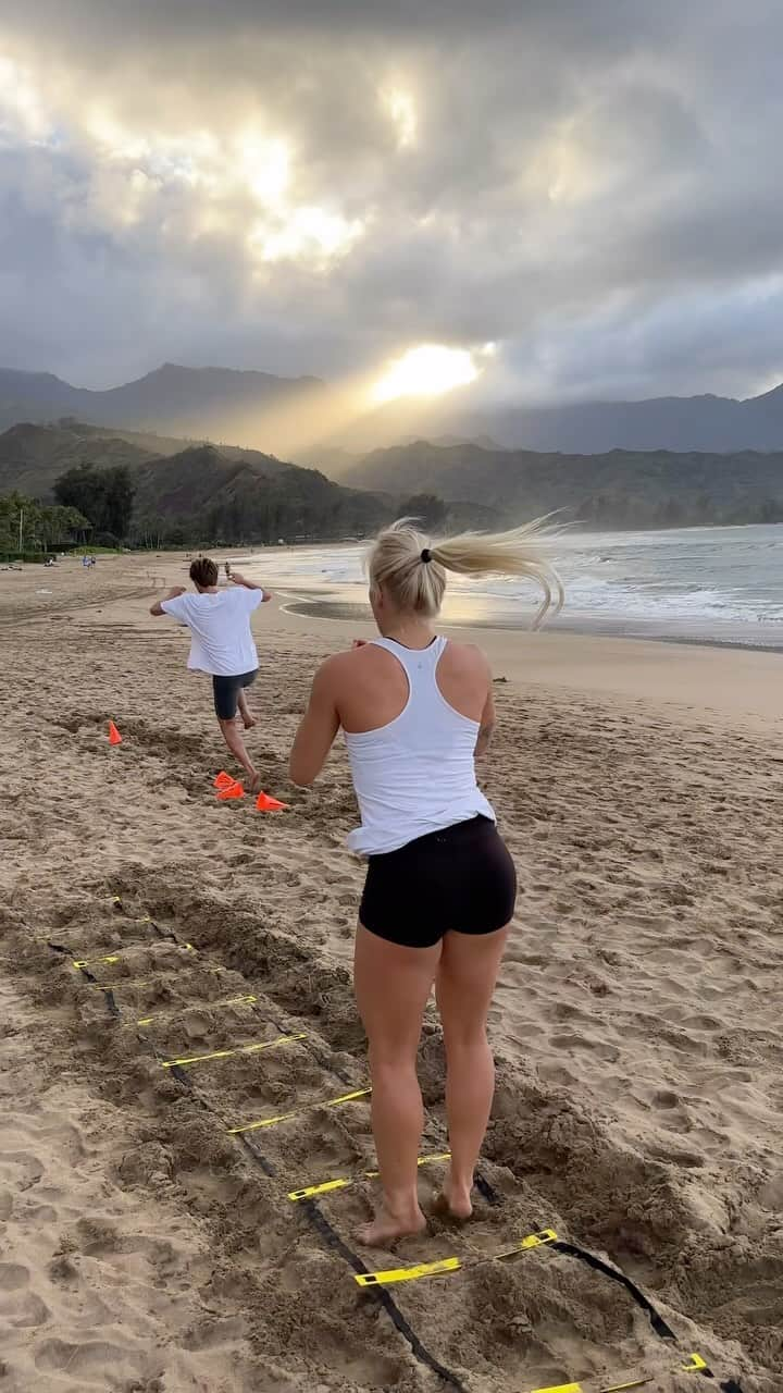 タティアナ・ウェストン・ウェブのインスタグラム：「HIIT workout on the beach to burn those extra holiday calories 😜😋 tag your workout buddy // treino de HIIT na praia pra queimar aqueles calorias extras durante as férias de natal 😜 marca seus amigos dos treinos 🔥🔥🔥 @ianevalle // @timebrasil // @apple」