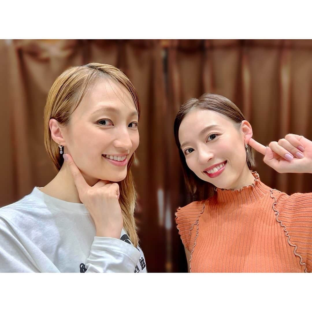 望海風斗さんのインスタグラム写真 - (望海風斗Instagram)「📻 本日夜9:00〜 #ラジオ #NHKFM #望海風斗のサウンドイマジン #毎週日曜夜9時 ゲスト #愛加あゆ さん ⁡ あゆっちとは雪組出身だったり、同じ事務所だったり、同期のねねちゃんの妹だったり…いっぱい共通点のようなものがあるのに全然一緒に舞台に立てなかったので#GreatestDream でご一緒出来て本当に嬉しかったです！ しっかり者だけど、抜けてるところもあってなんだか面白いあゆっち😁 ⁡ あゆっちの#音 は、癒しの音でした〜✨ ⁡ ⁡ ２人とも#渡辺ミキ社長 からいただいたお誕生日プレゼントのピアスを付けて来ました✨ お誕生日が1日違いな私たち🎂 よく見えないけど誕生石#オパール がお揃いなんですぅ♡ ⁡ そして、#GreatestDream の時の写真も❄️ ⁡ あゆっち、沢山相手してくれてありがとう😊 ⁡#TheAgent 残りの公演もファイト‼️ ⁡  聴き逃しは #らじるらじる で何度でも！ #公式Xも宜しく」12月17日 9時12分 - nozomifuto_official