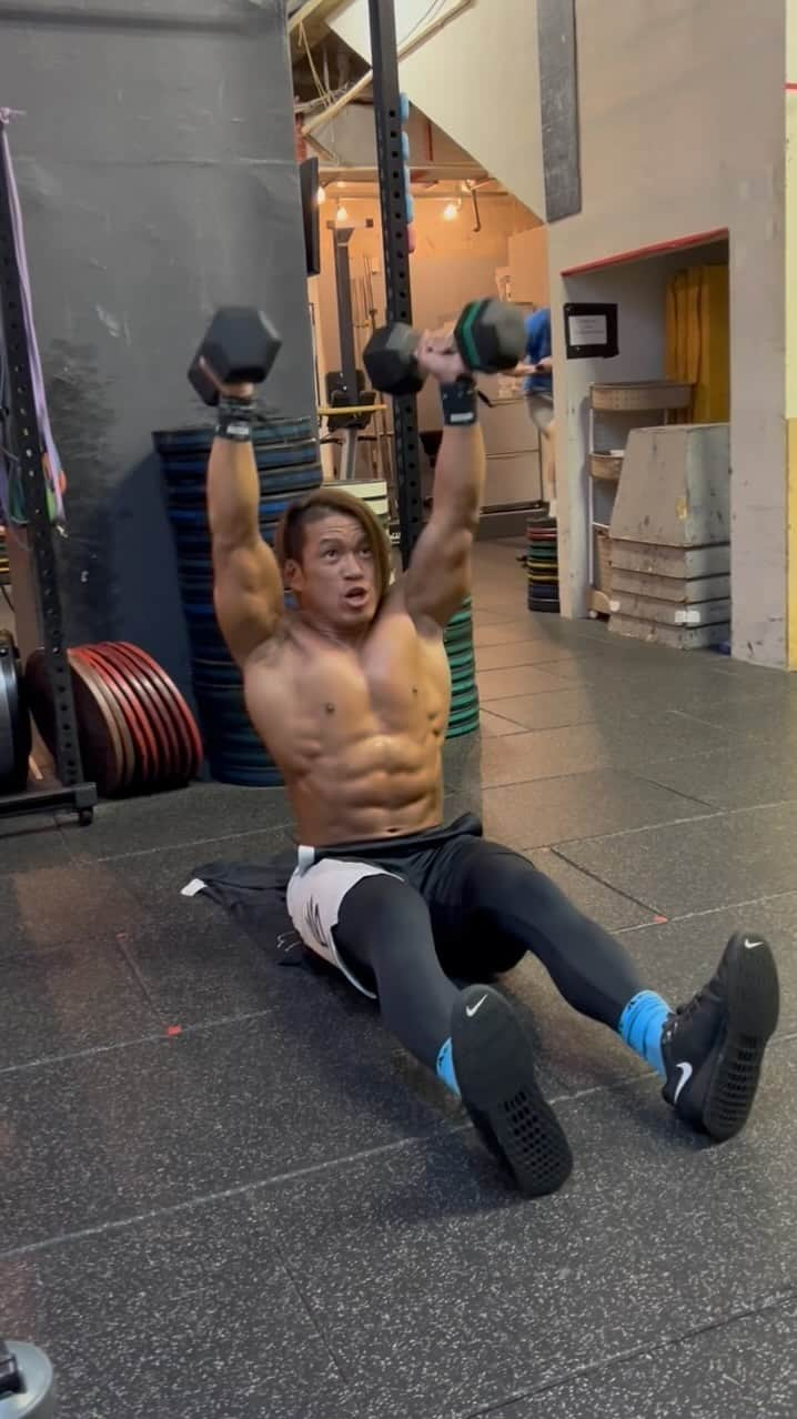 石森太二のインスタグラム：「🏋🏾🔥  A1. Close Grip Bench Press 9-7-5-3-1  A2. False Grip Chest to Ring Hold 5-10seconds    ×5sets  B1. Rear Foot Elevated Dumbbell Split Squat  12rep+last set JP 10rep  B2. Dumbbell Z Press 16〜20reps   ×4sets」